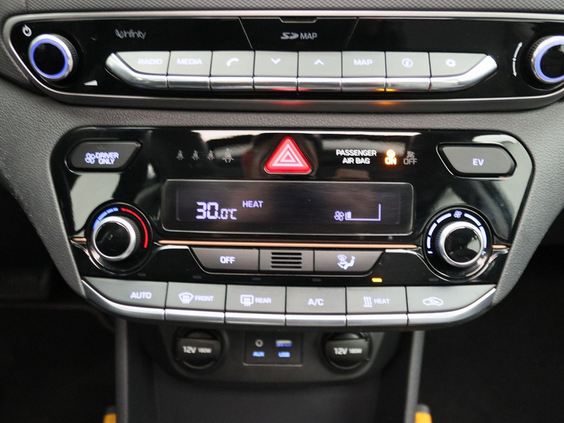 Hyundai IONIQ Premium EV | Schuifdak | Leder | Stoelverwarming | — photo 11