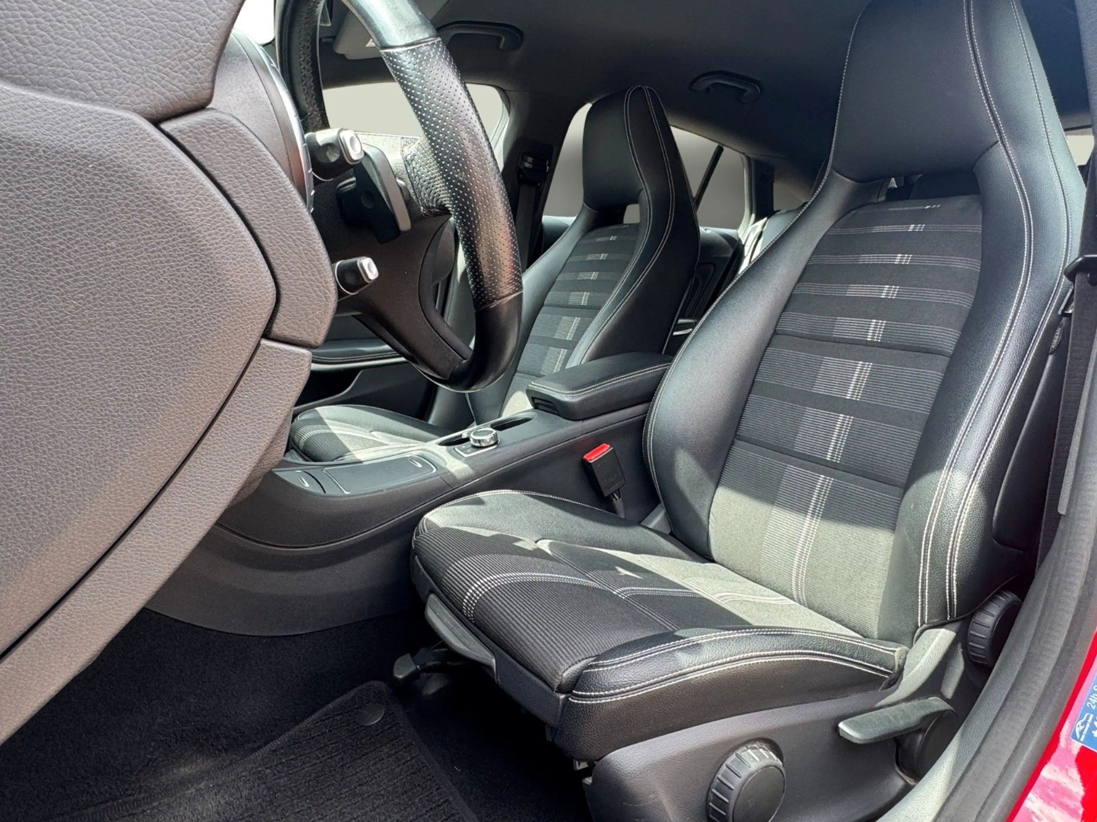 Mercedes-Benz CLA 200 *Urban*Navi*ParkAssist* — photo 13