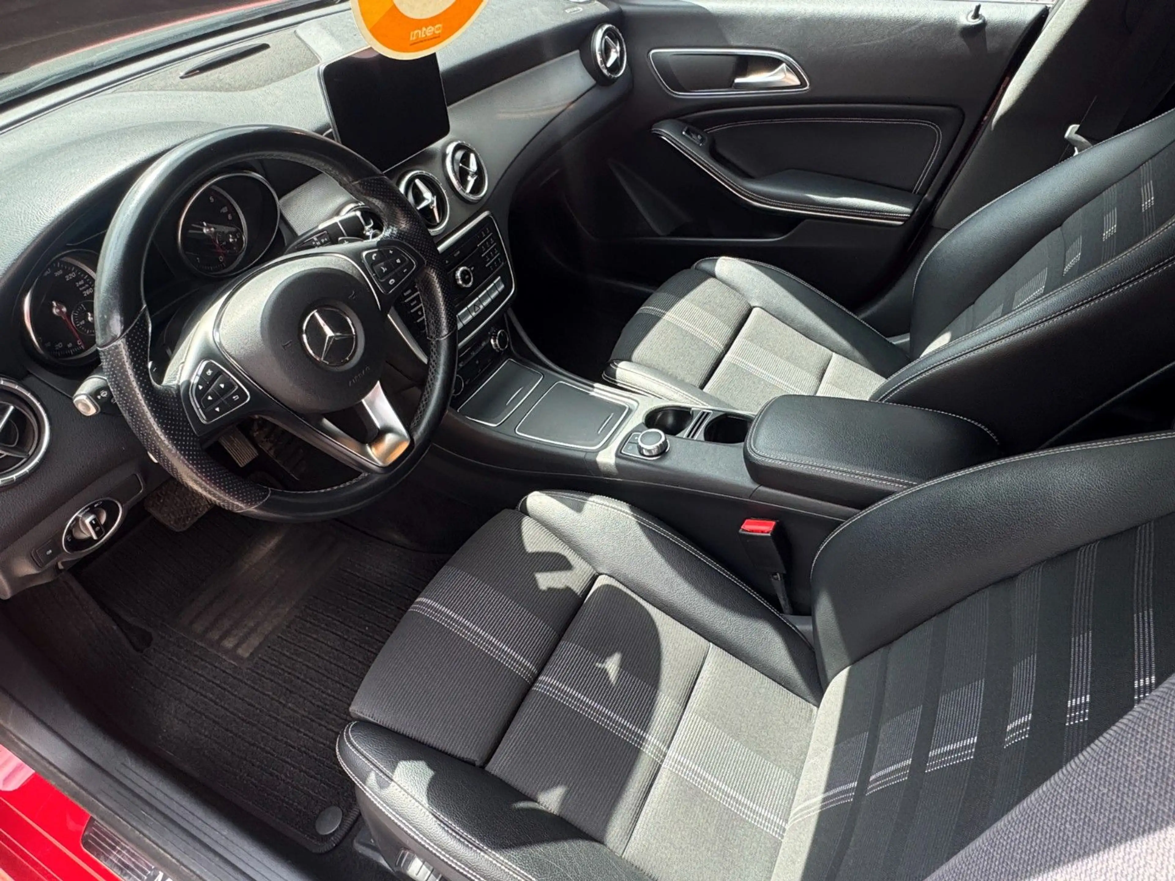 Mercedes-Benz CLA 200 *Urban*Navi*ParkAssist* — photo 11