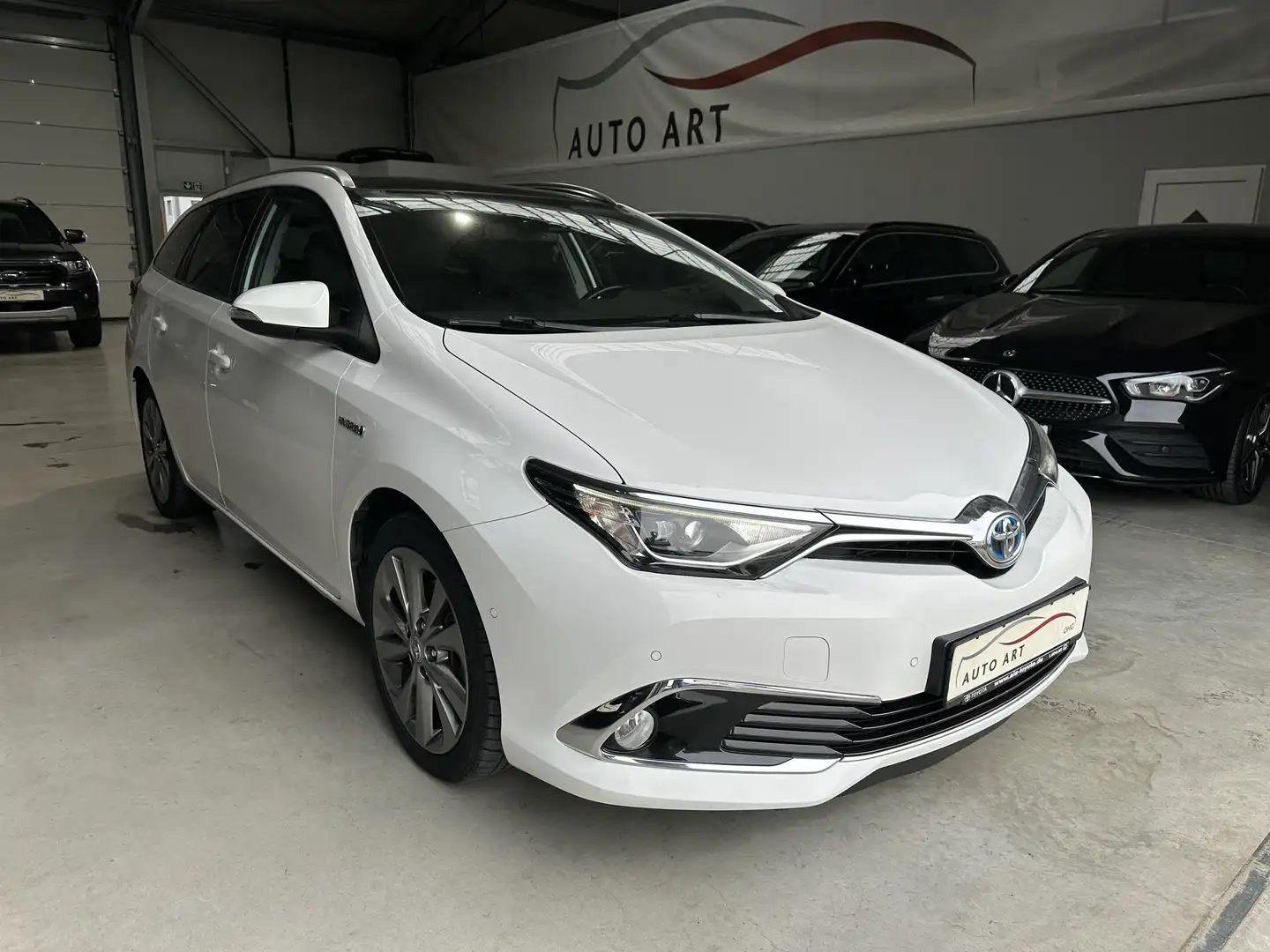 Toyota Auris Hybrid Executive SHZ Navi Pano DAB Blanc - 1