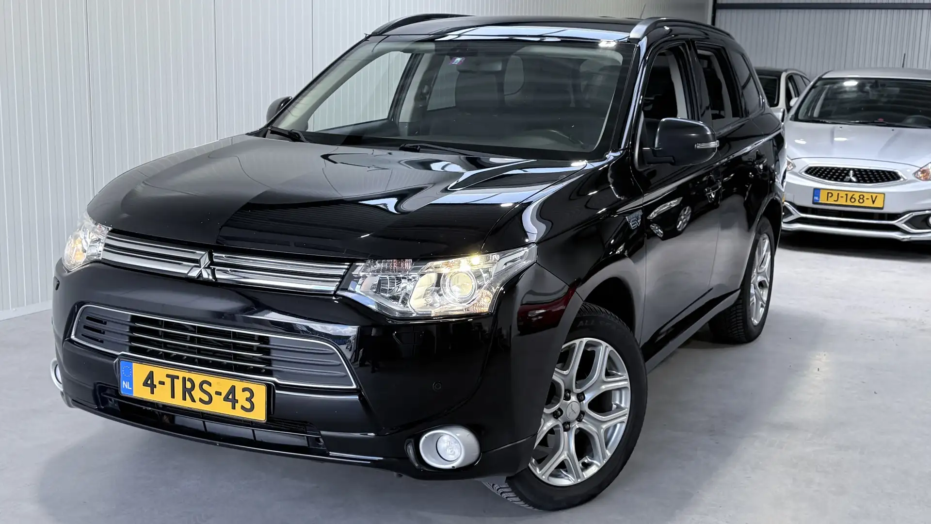 Mitsubishi Outlander 2.0 PHEV Exec. Edition NL auto Zwart - 2