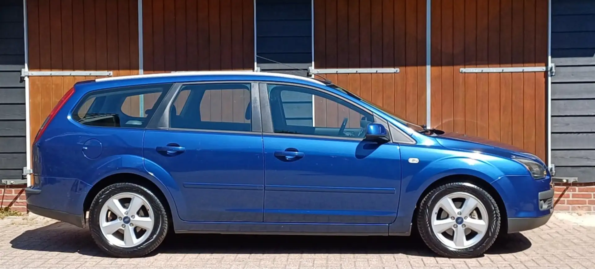 Ford Focus Wagon 1.8-16V Amb, Trekhaak, Airco, Cruise control Blauw - 2