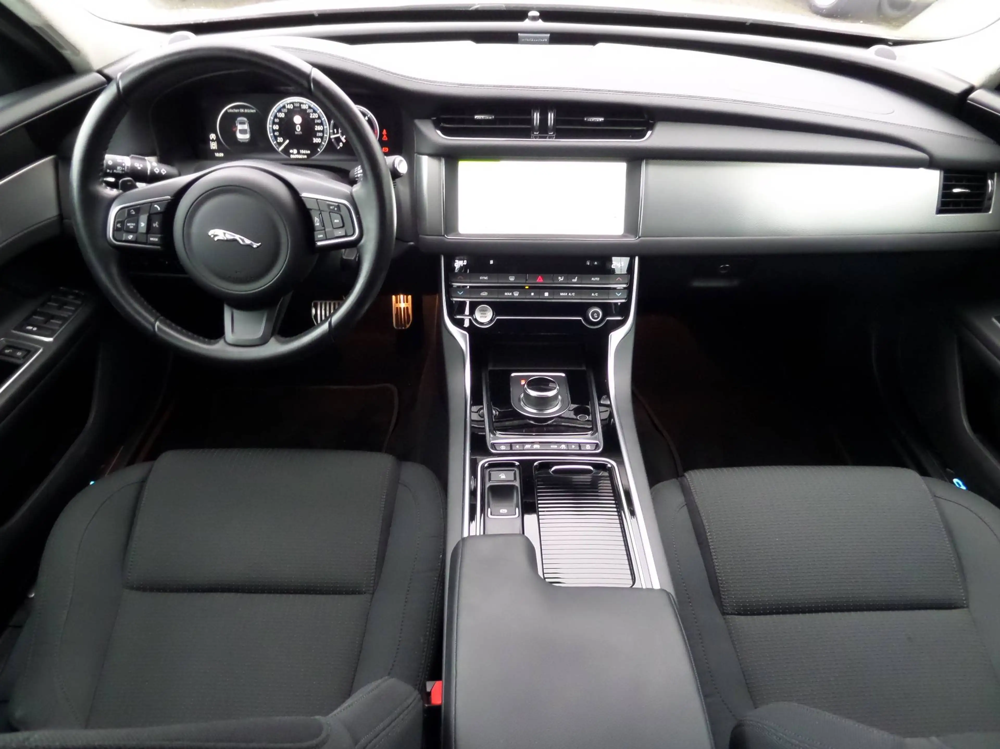 Jaguar XF 2.0 d Pure+Automatik+Kamera+Standheizung+Navi+SHZ+1.Hand — photo 8
