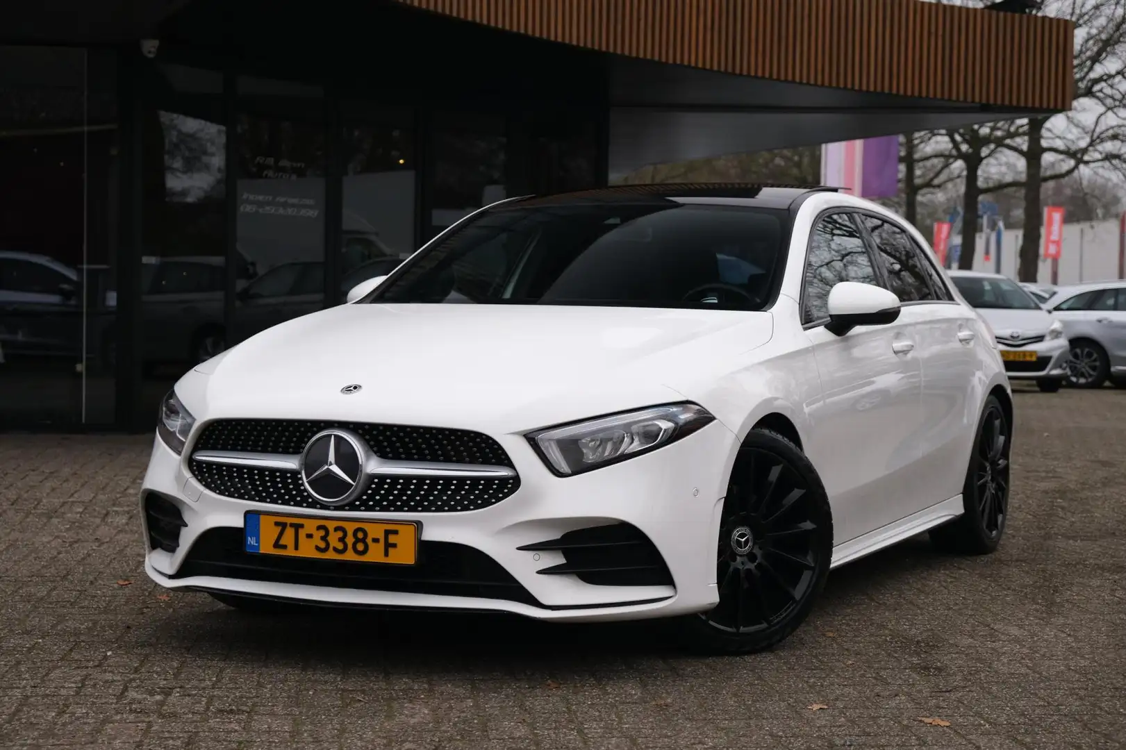 Mercedes-Benz A 180 Premium Plus AMG Pano Widescreen Carplay LED Blanc - 1