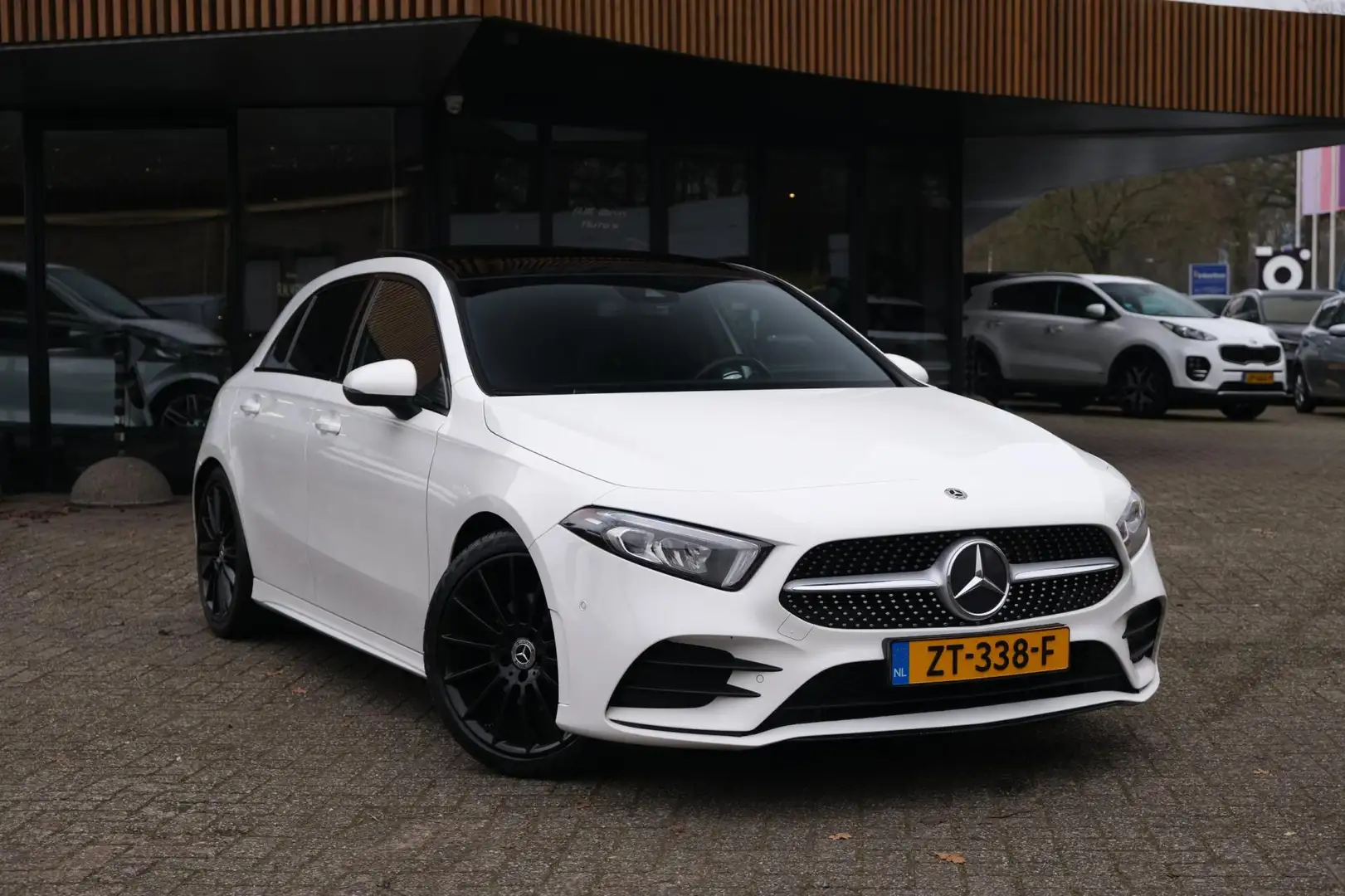 Mercedes-Benz A 180 Premium Plus AMG Pano Widescreen Carplay LED Blanc - 2