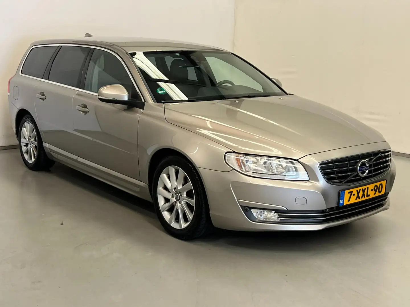 Volvo V70 1.6 D2 Nordic+ / NL-auto / Leder / Navi / Trekhaak Grijs - 2