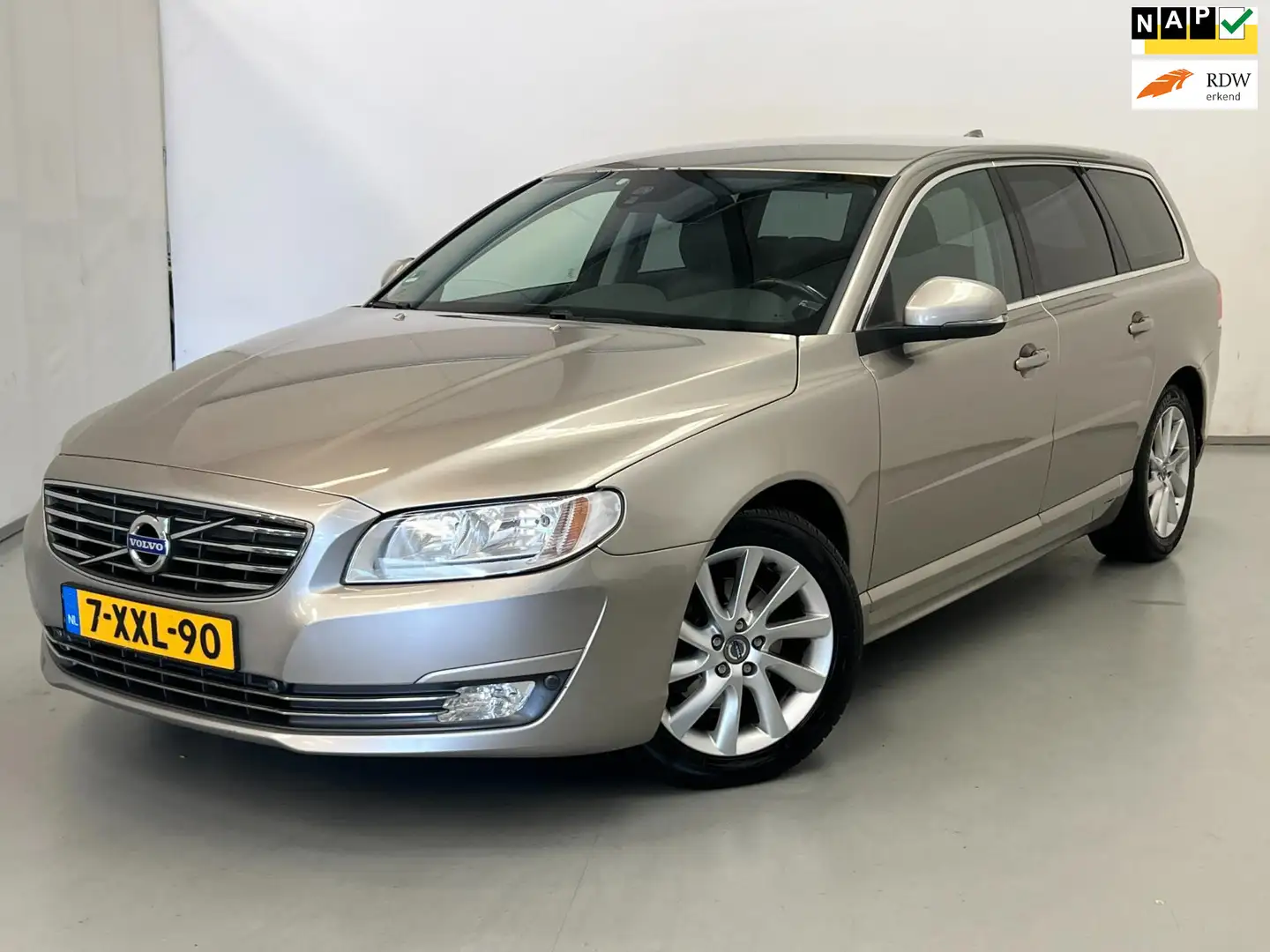 Volvo V70 1.6 D2 Nordic+ / NL-auto / Leder / Navi / Trekhaak Grijs - 1