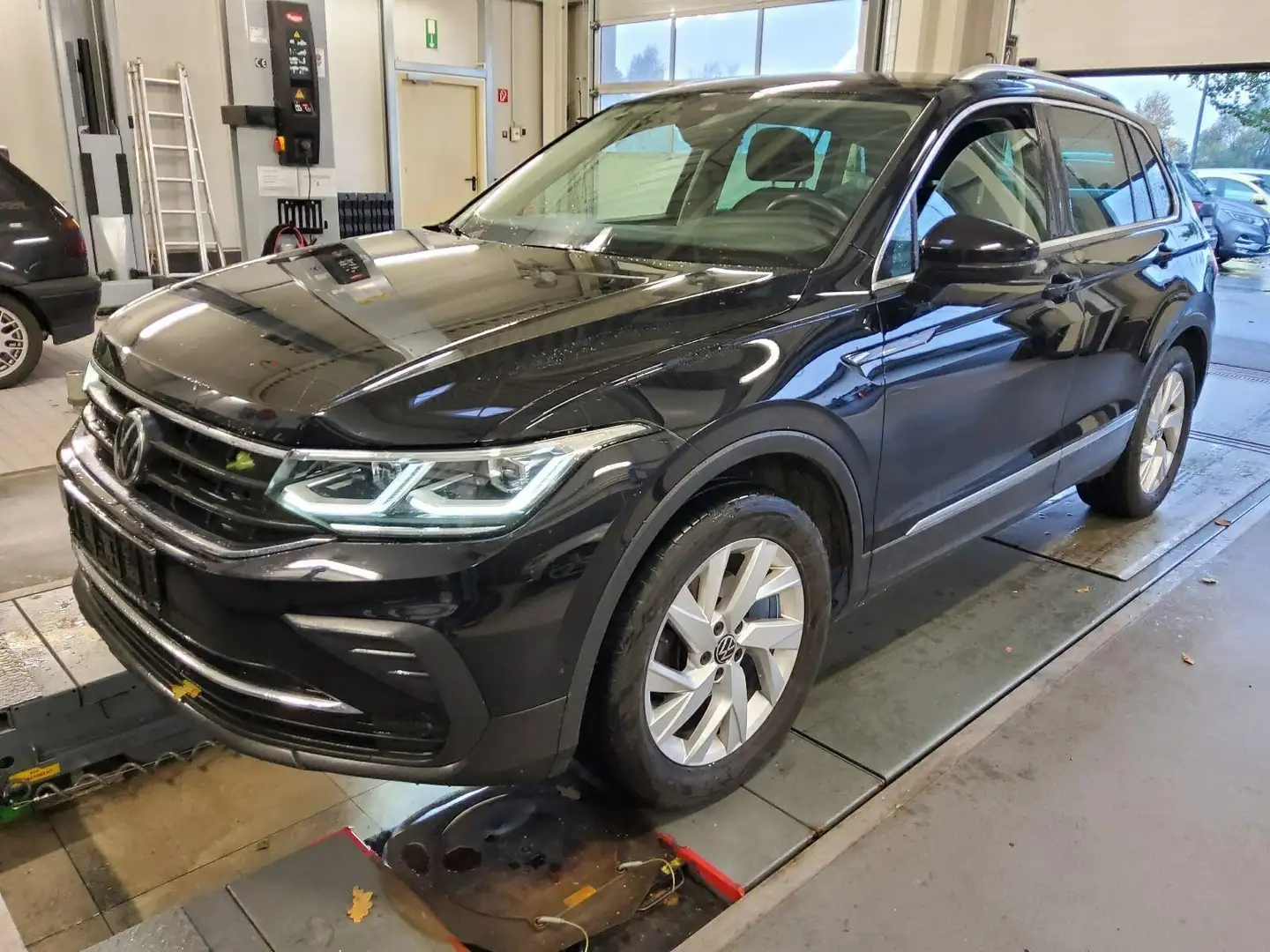 Volkswagen Tiguan Life 2.0 TDI 4Motion | LED AHK PDC ACC Schwarz - 2