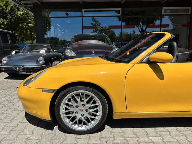 Porsche 911 view 9