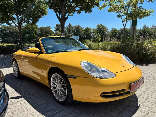 Porsche 911 view 4