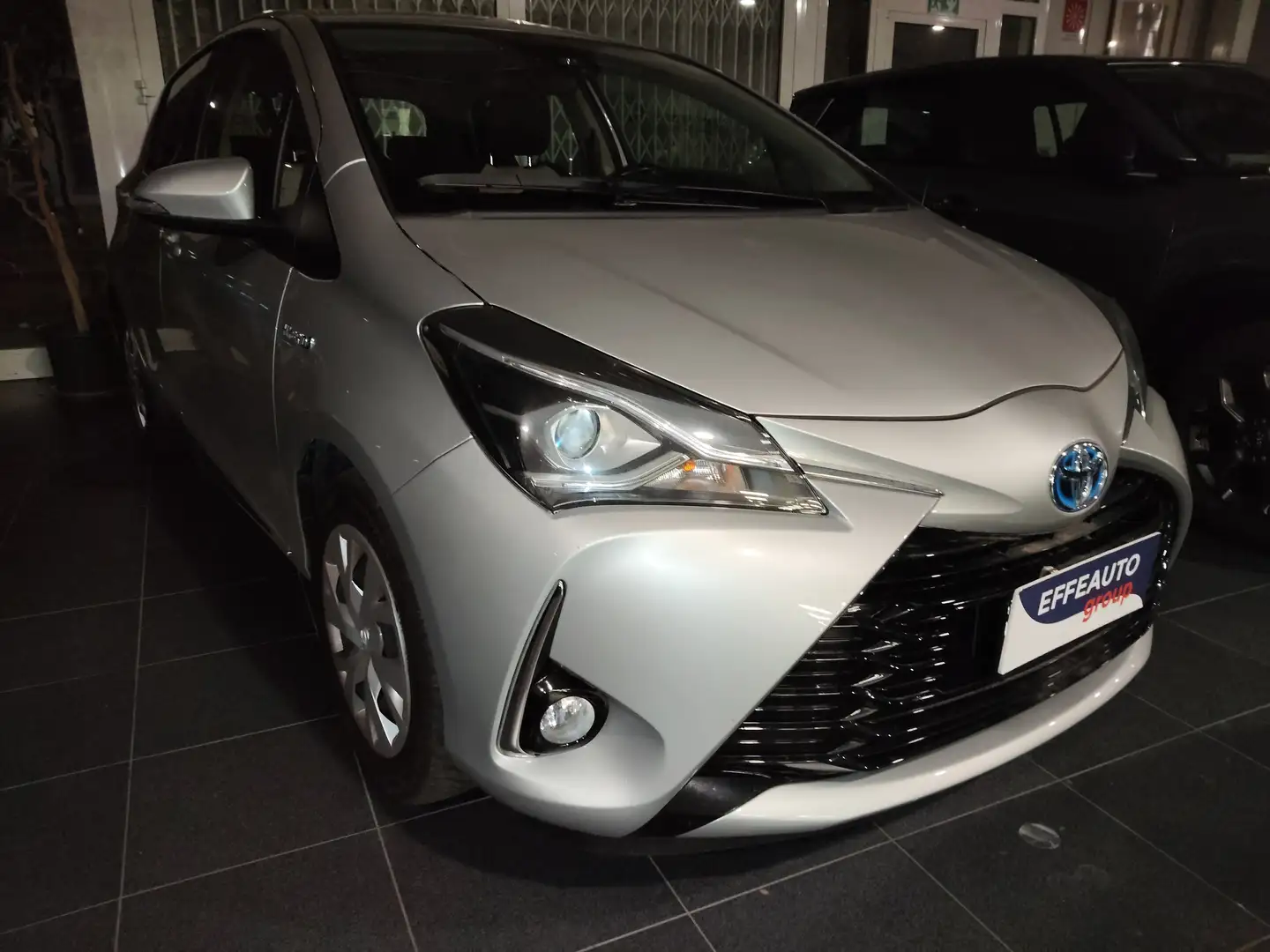 Toyota Yaris Yaris III 2017 5p 1.5h Active my18 Argento - 1