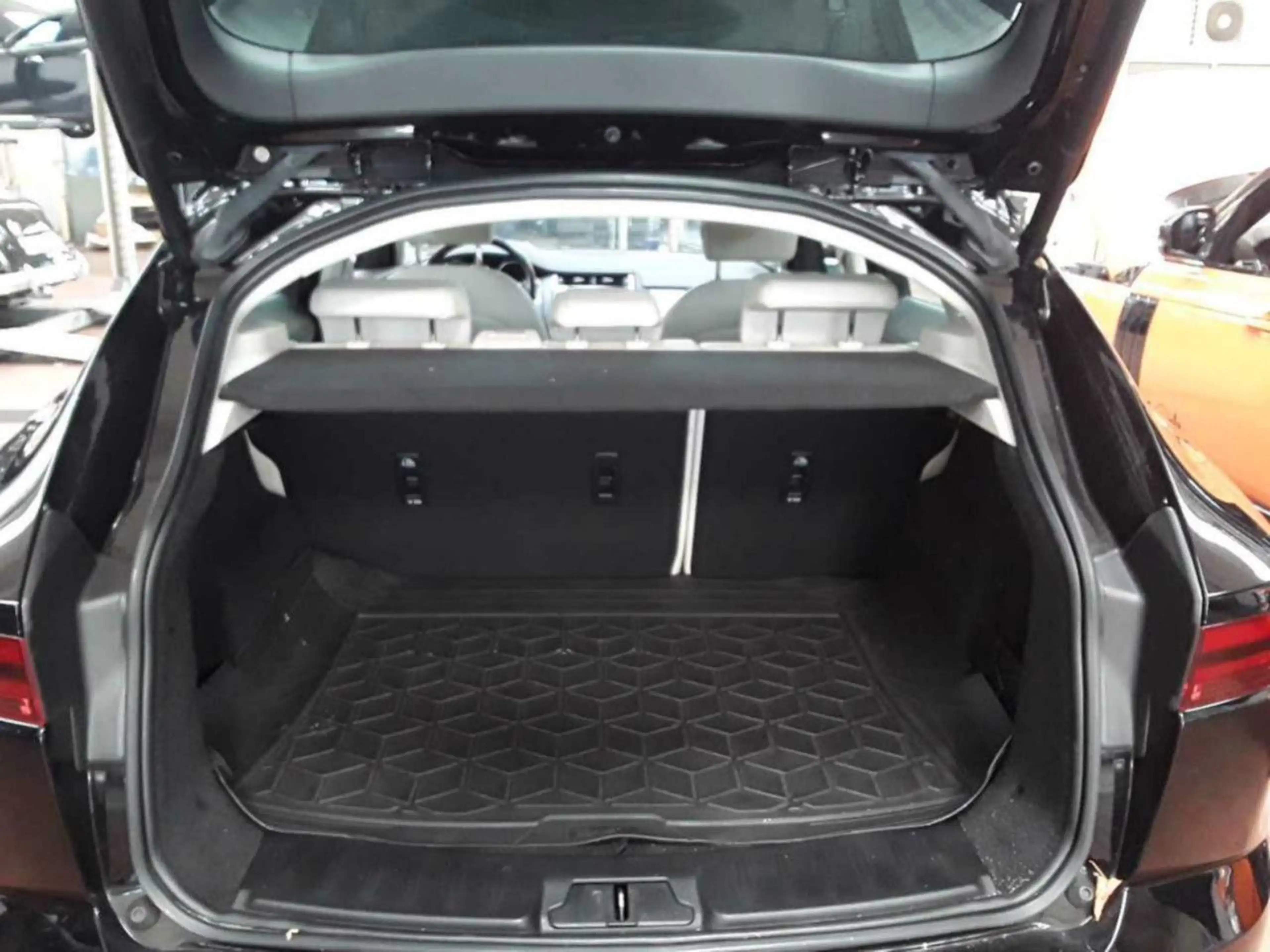 Jaguar E-Pace E-PACE D 150 S/20Z/LEDER/NAVI/ACC/KAMERA/LED/SHZ — photo 10