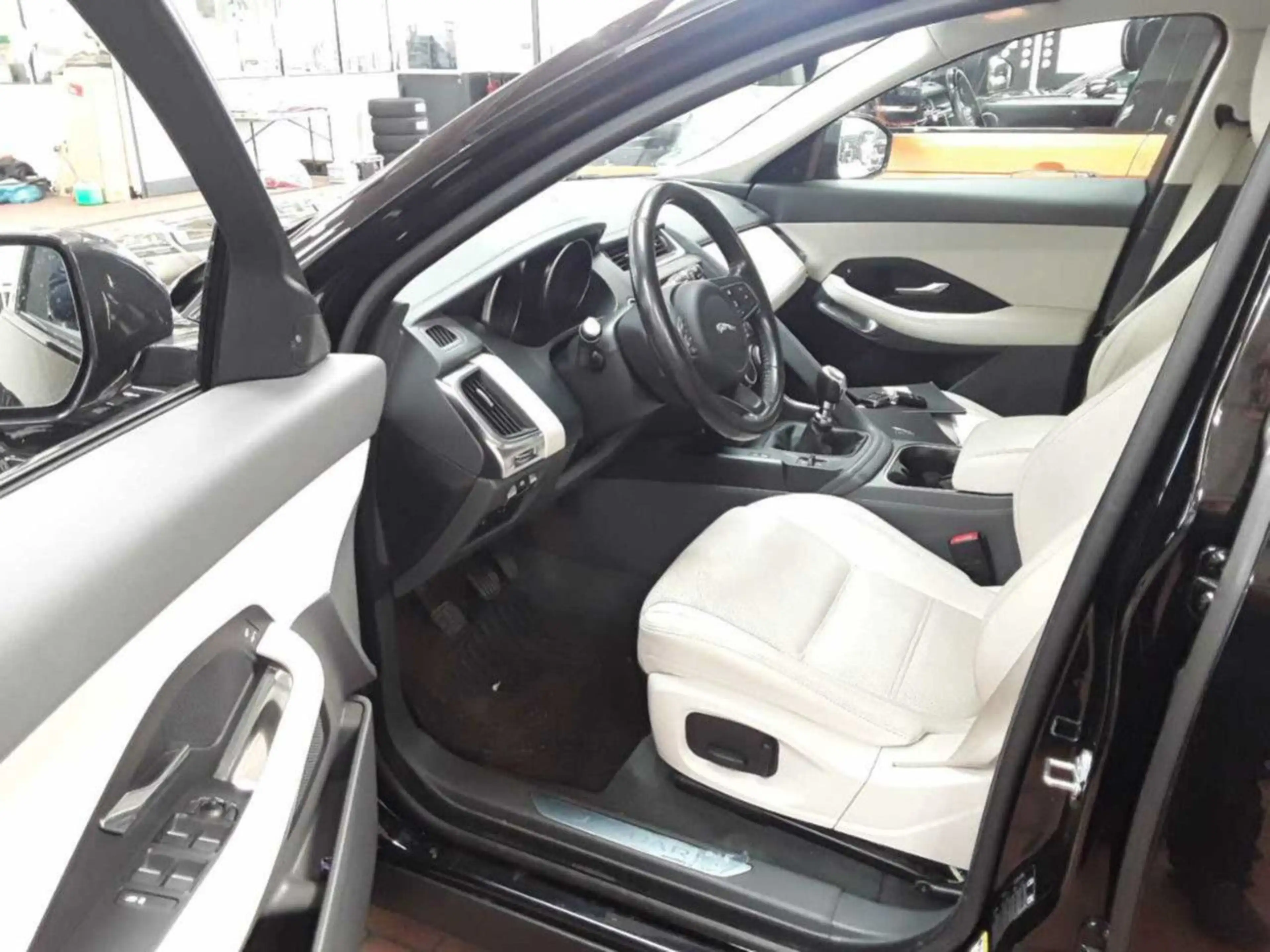 Jaguar E-Pace E-PACE D 150 S/20Z/LEDER/NAVI/ACC/KAMERA/LED/SHZ — photo 5