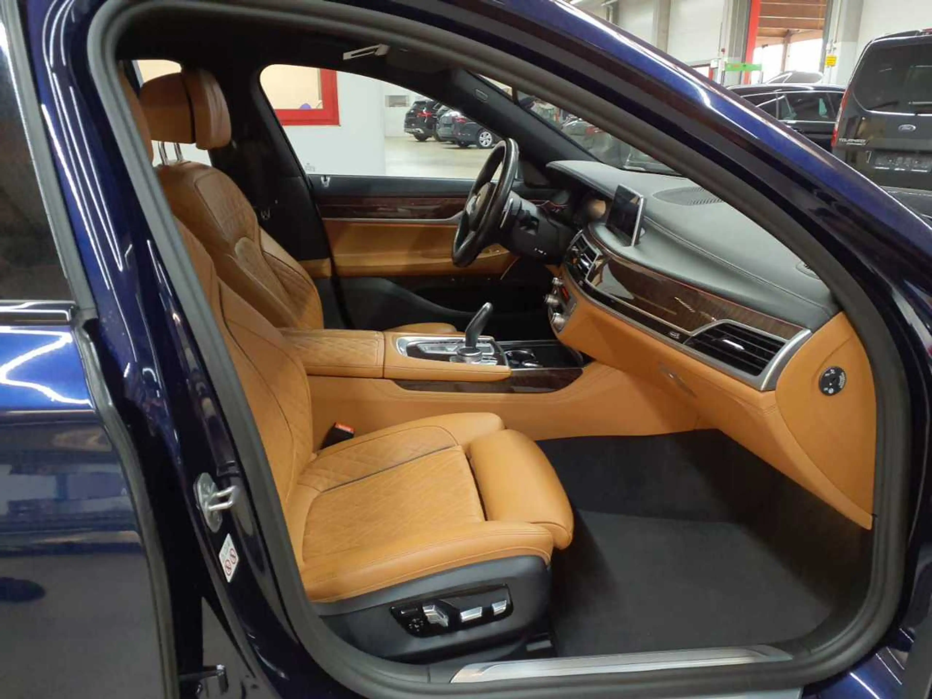 BMW 750 750i xDrive M-SPORT KOMF.SITZE Fond STHZ — photo 8