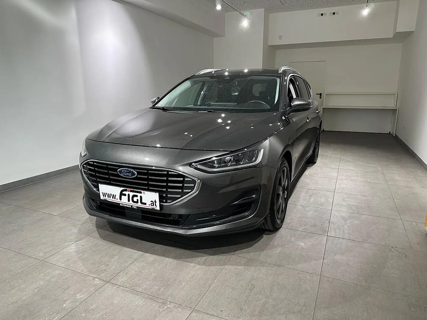 Ford Focus Turnier 1,0 EcoBoost Hybrid Titanium Design Aut. Grau - 1
