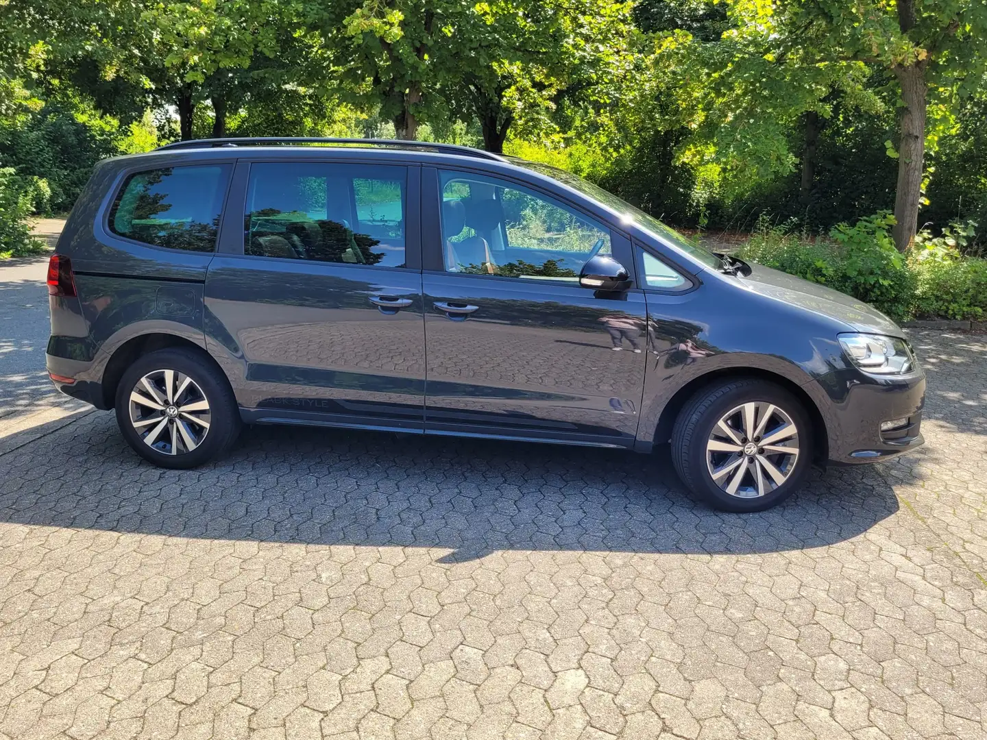 Volkswagen Sharan 1.4 TSI Comfortline Black Style Grau - 2