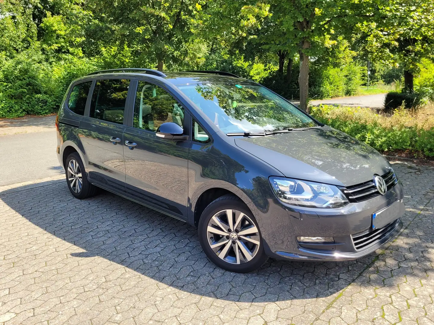 Volkswagen Sharan 1.4 TSI Comfortline Black Style Grau - 1