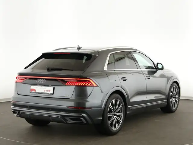 Audi Q8 view 7