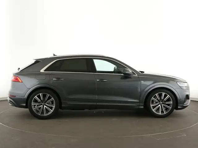 Audi Q8 view 8