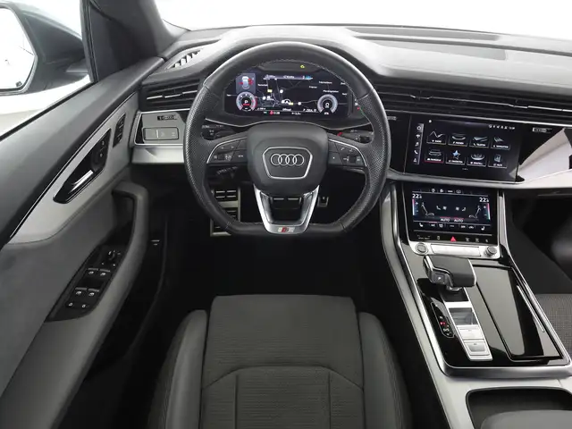 Audi Q8 view 10