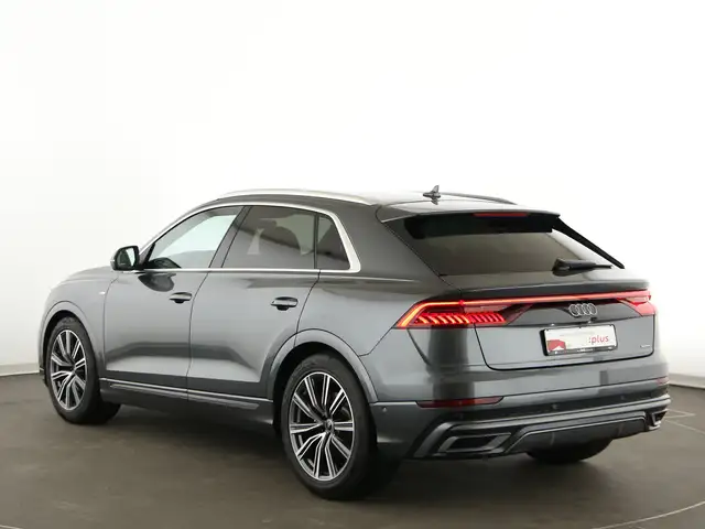 Audi Q8 view 5