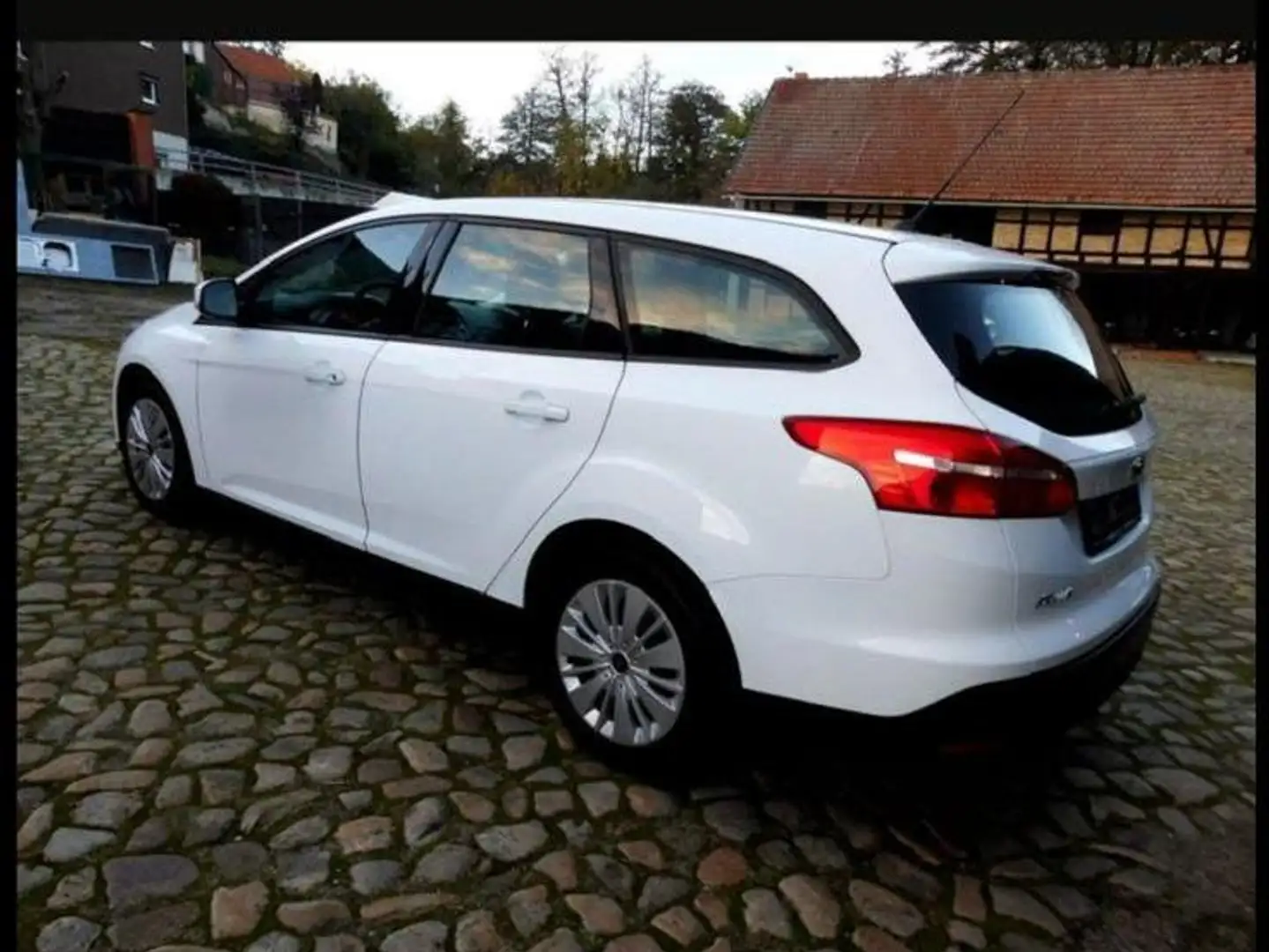 Ford Focus Focus+Turnier+1.5+TDCi+DPF+Start-Stopp-System+Ambi Weiß - 1