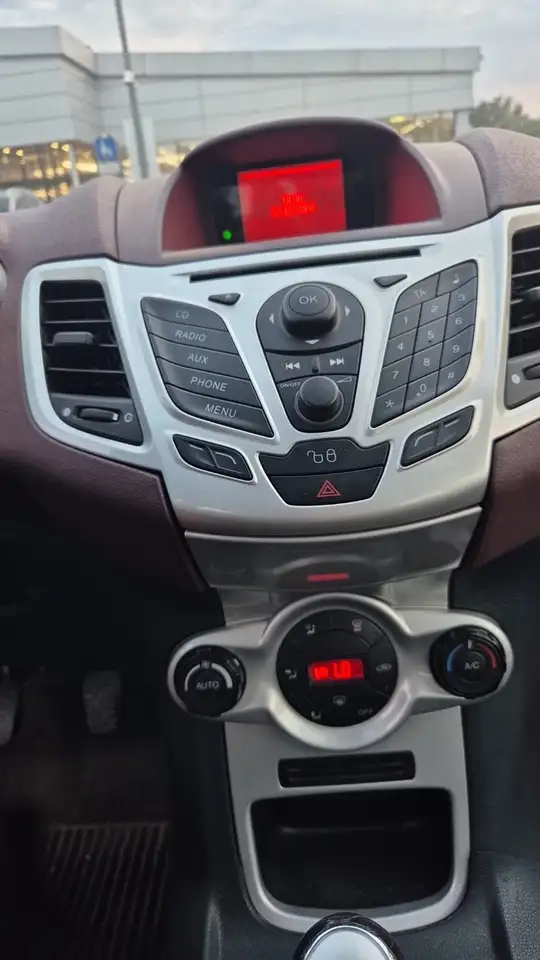 Ford Fiesta 3 portes — photo 3