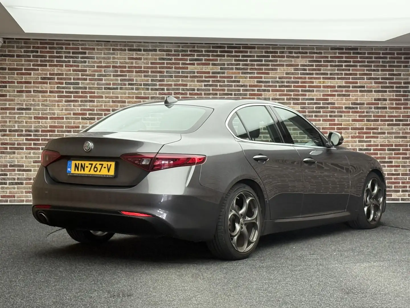 Alfa Romeo Giulia 2.0T Super Leder | Xenon | Automaat | Rijklaar Grijs - 2