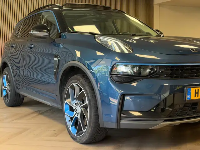 Lynk & Co 01 view 4