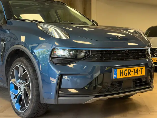 Lynk & Co 01 view 3