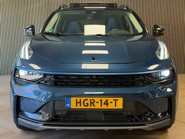 Lynk & Co 01 view 2