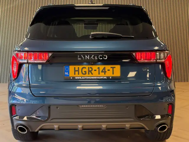 Lynk & Co 01 view 11