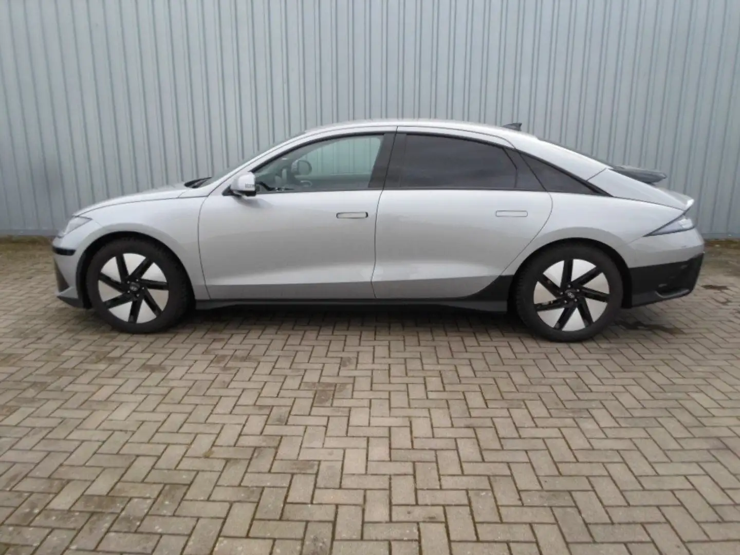 Hyundai IONIQ 6 Uniq Elektro 4WD 77,4 kWh Batt. srebrna - 2