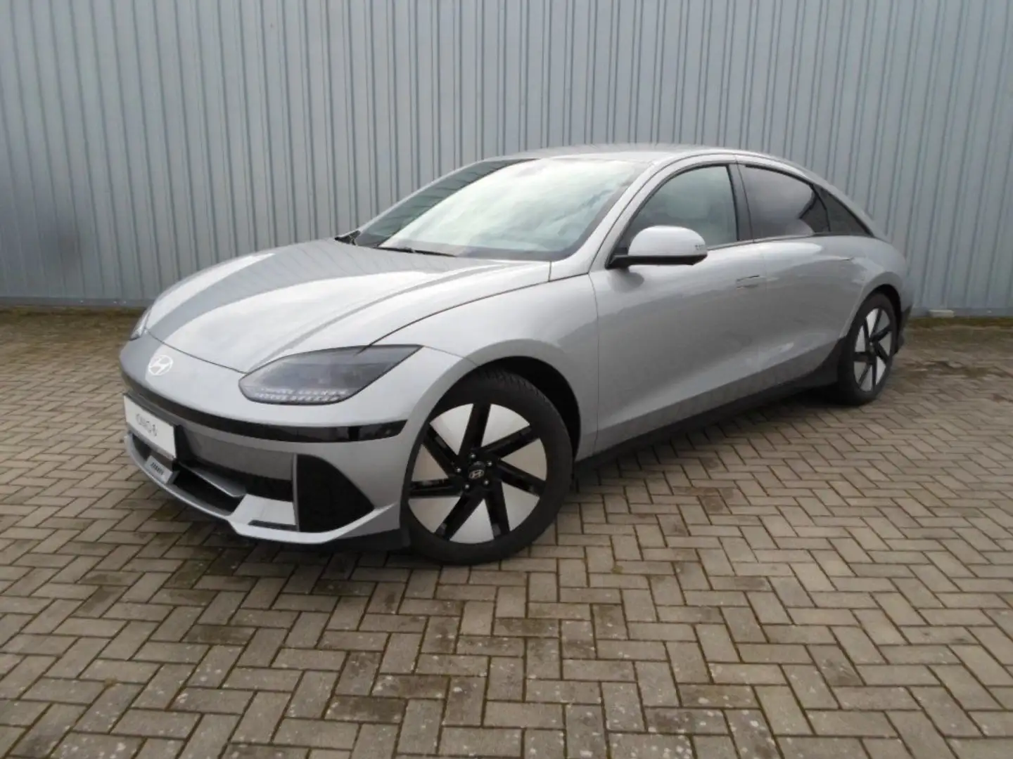 Hyundai IONIQ 6 Uniq Elektro 4WD 77,4 kWh Batt. srebrna - 1