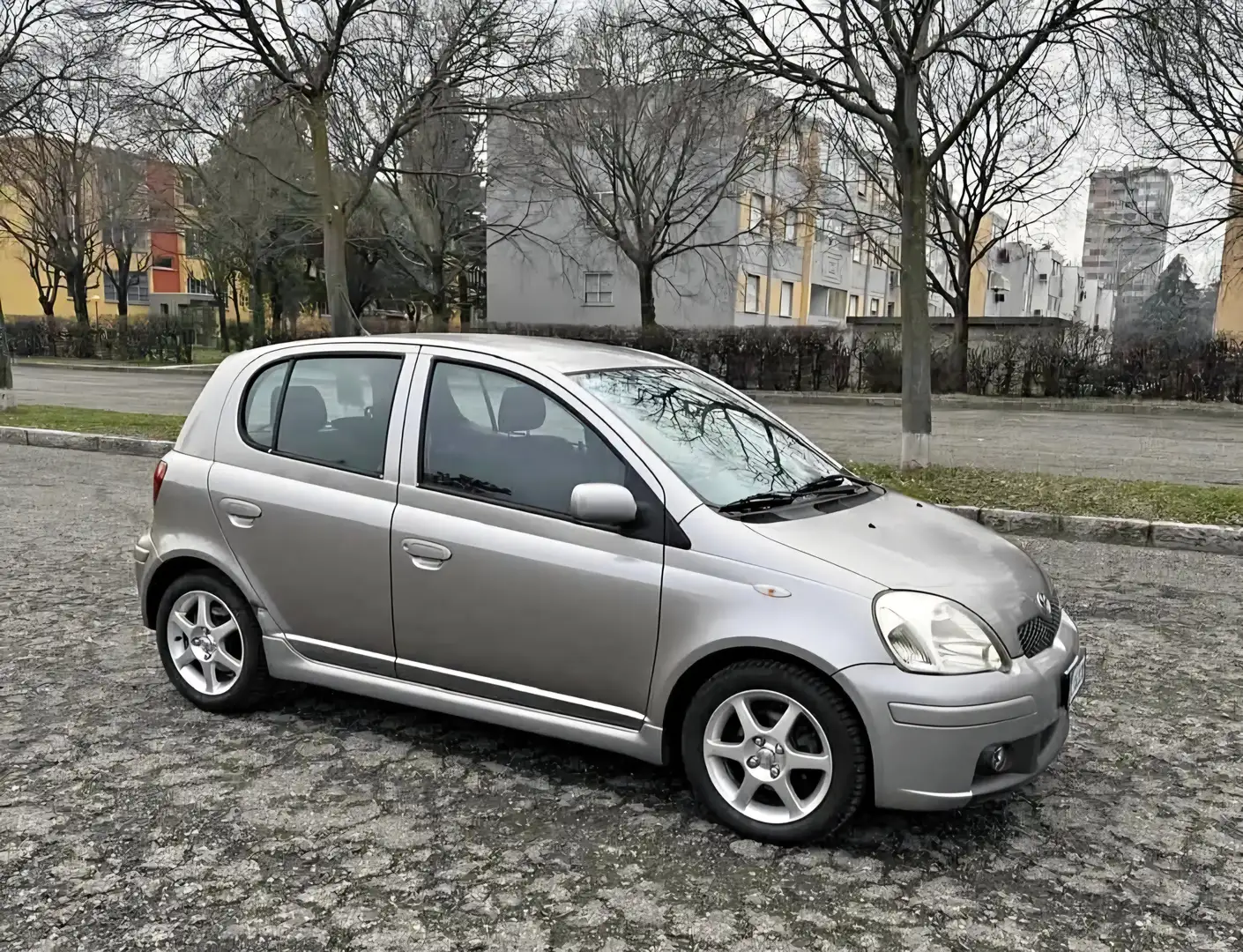 Toyota Yaris TS 1.5 Ph2 105cv Bluetooth e sensori di parcheggio Argento - 1
