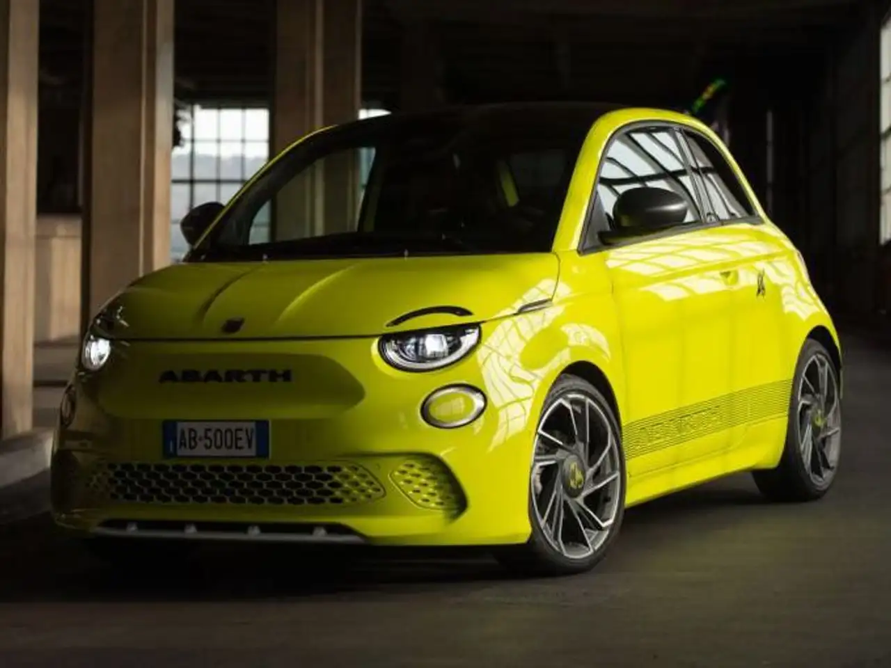 Abarth 500C 2023 — фото 12