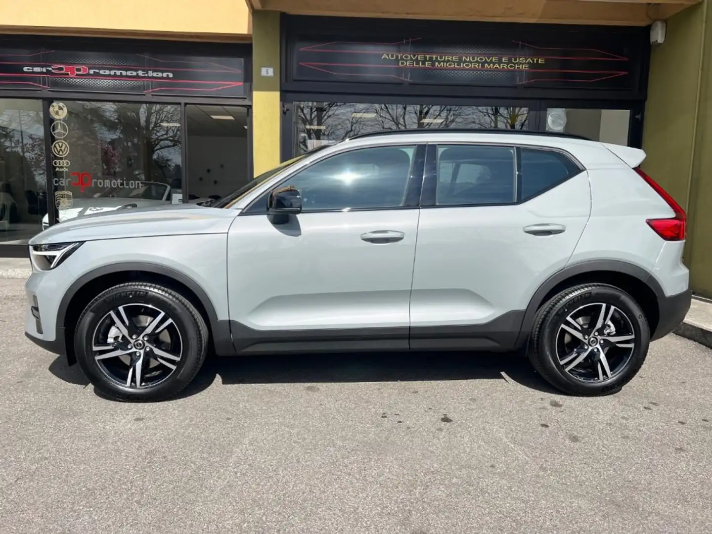 Volvo XC40 B3 automatico Core Plus Dark Grau - 2