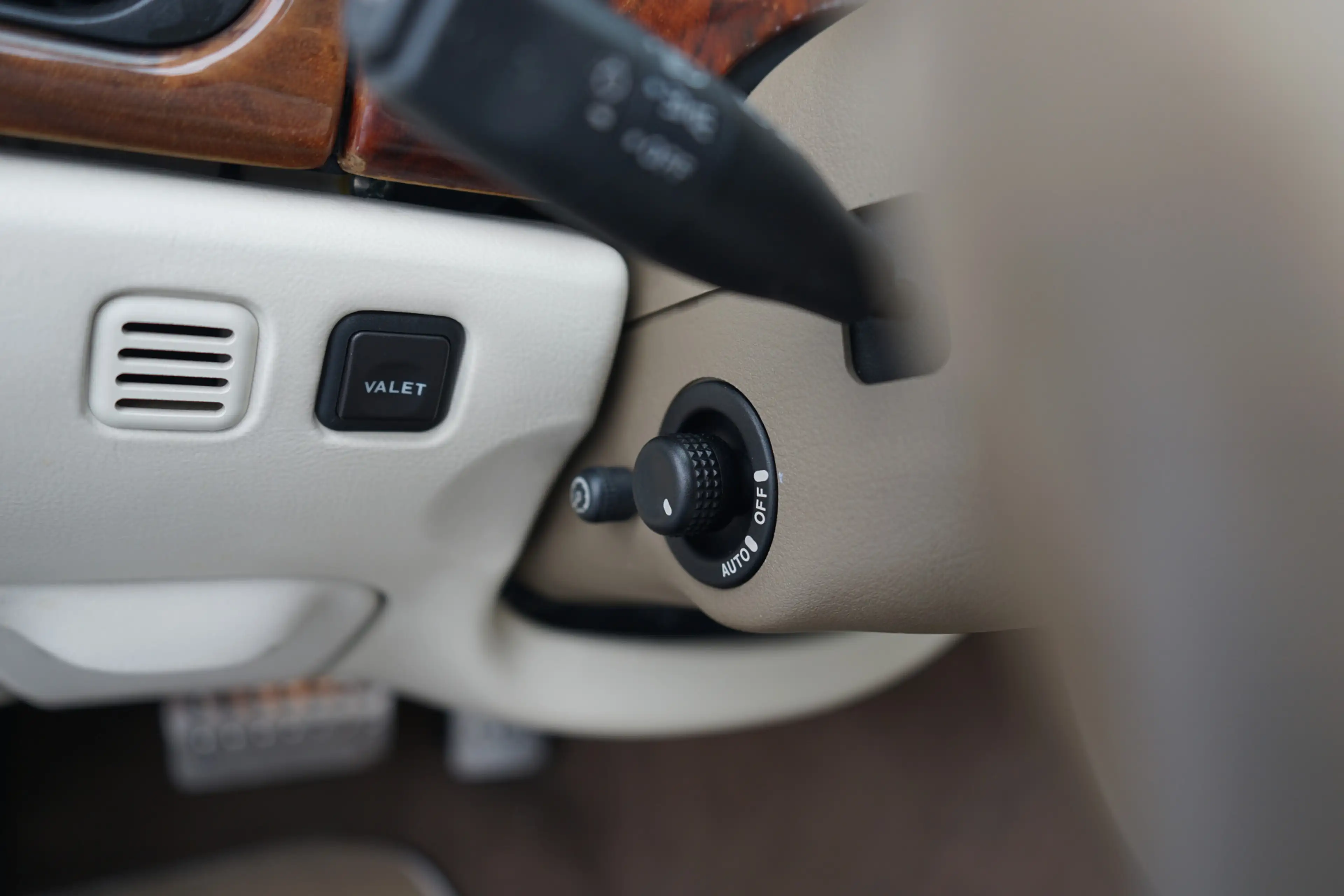 Jaguar XK8 4.2 V8 Convertible | Cruise control | — photo 25