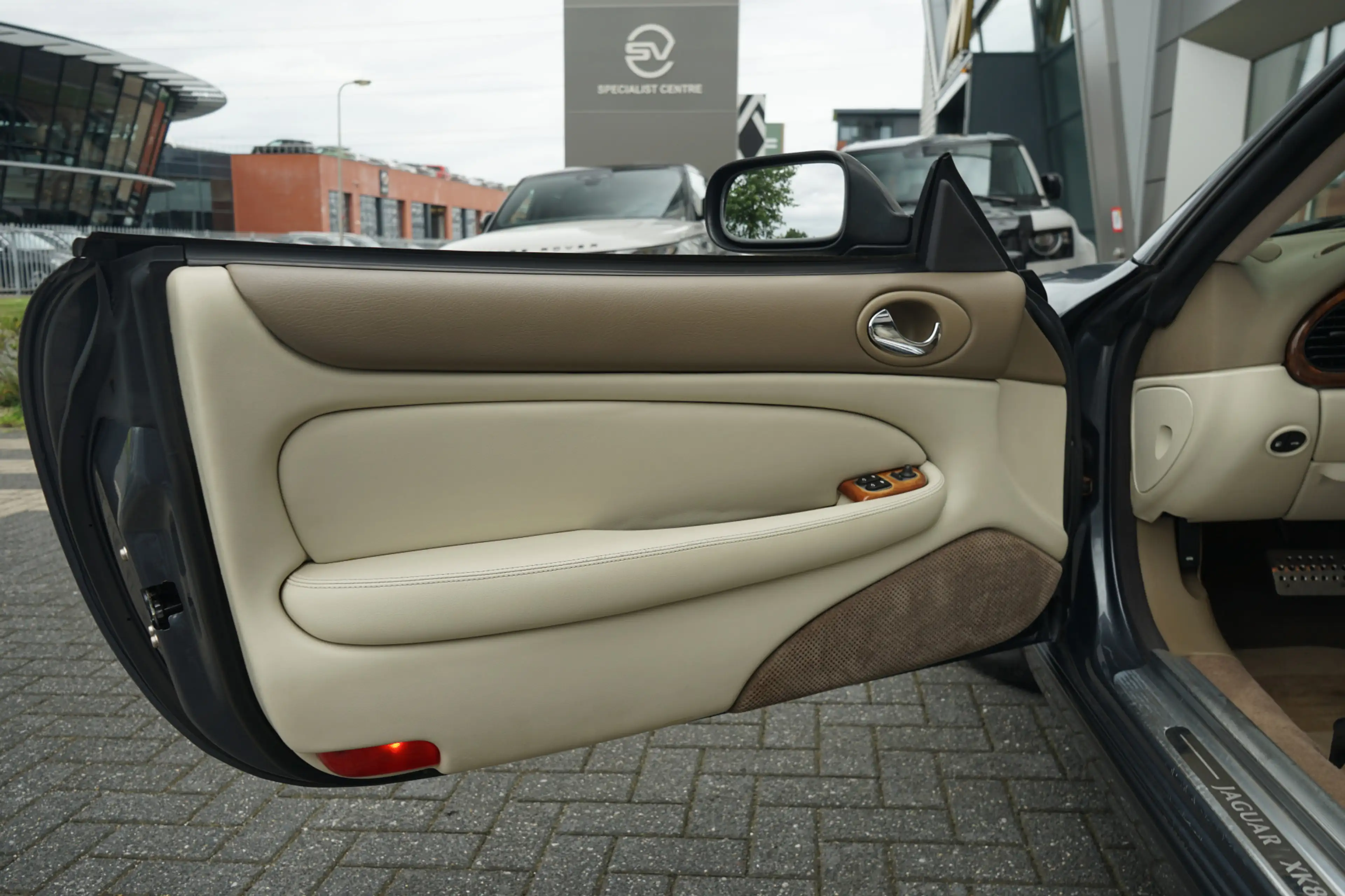Jaguar XK8 4.2 V8 Convertible | Cruise control | — photo 26