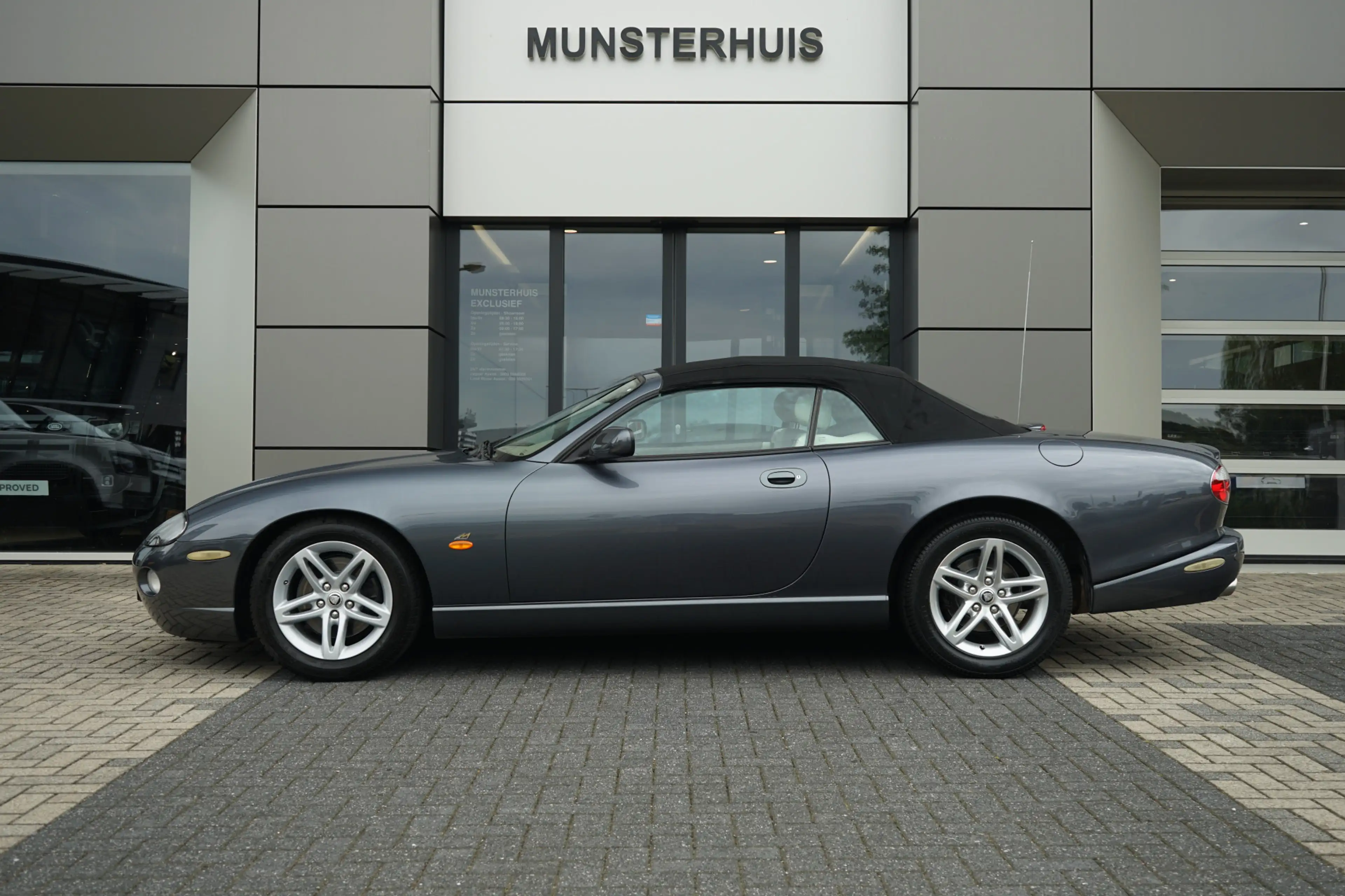 Jaguar XK8 4.2 V8 Convertible | Cruise control | — photo 6