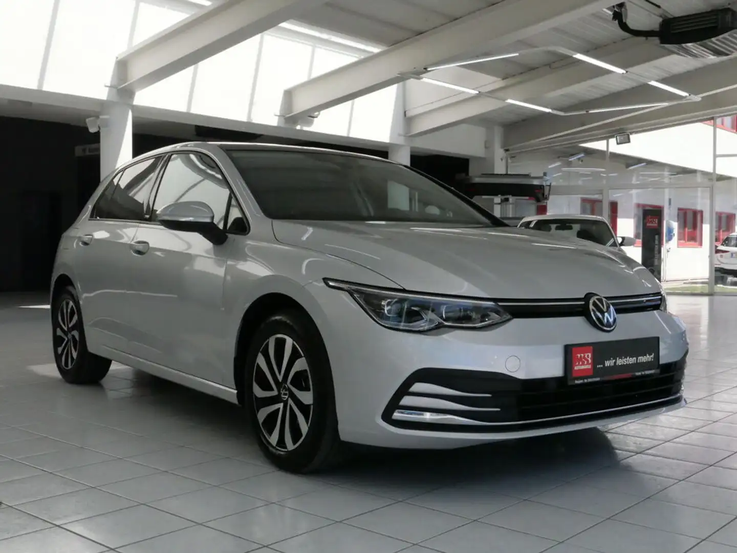Volkswagen Golf VIII 1.5 eTSI ACT Active *LED*AMBIENT*CARPLAY* Silber - 2
