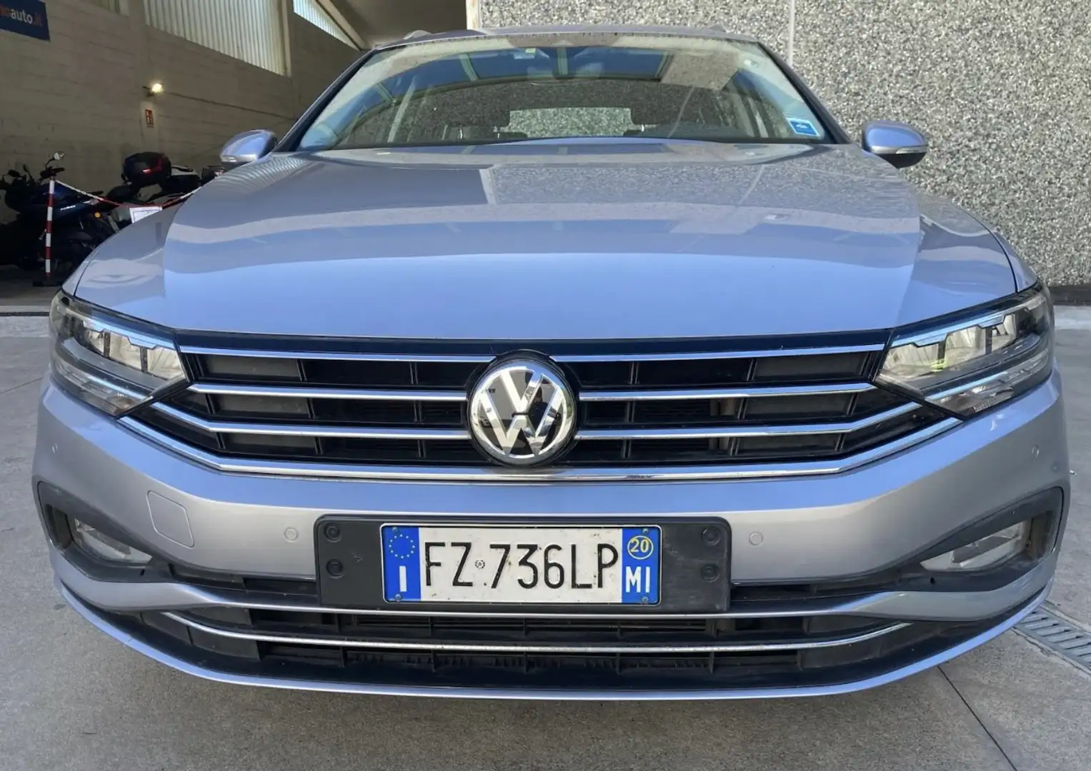 Volkswagen Passat Variant Passat VIII Variant 1.6 tdi Business 120cv dsg Plateado - 1