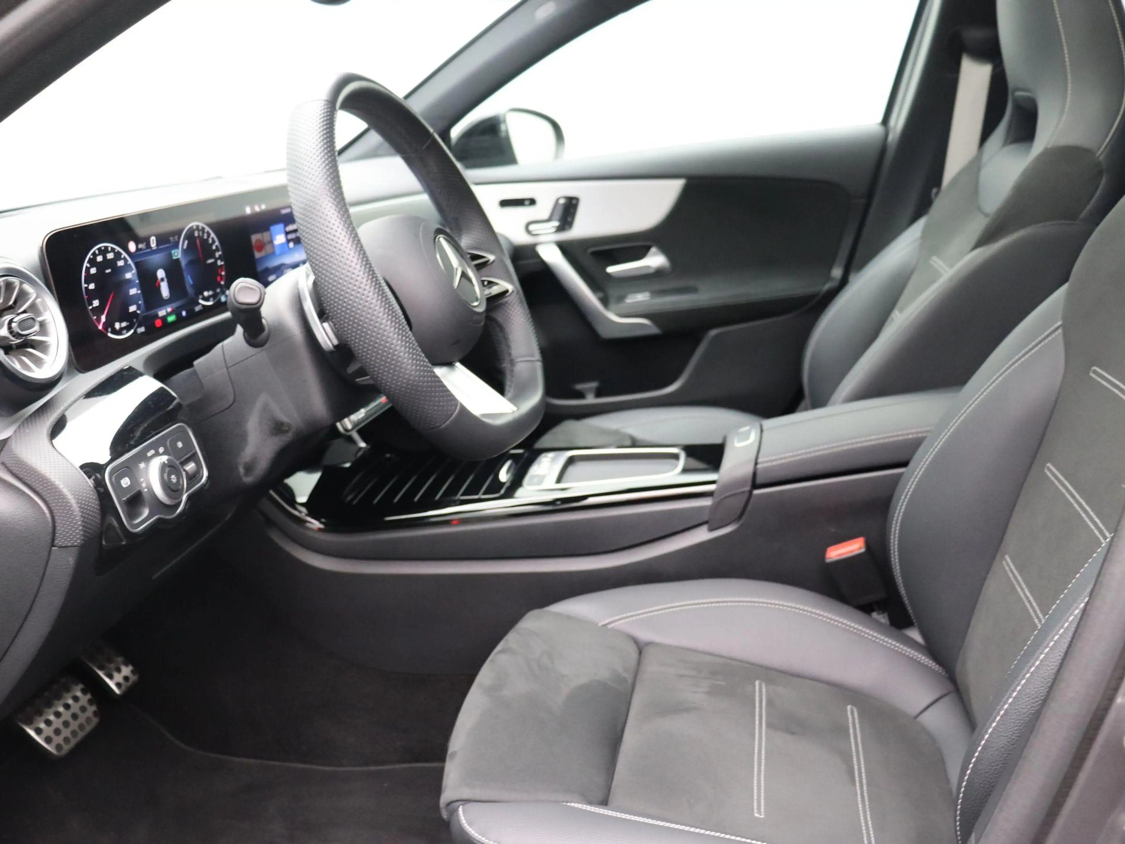 Mercedes-Benz A 250 e AMG Line + PREMIUM PLUS + PANO DAK + MULTIBEAM L — photo 13