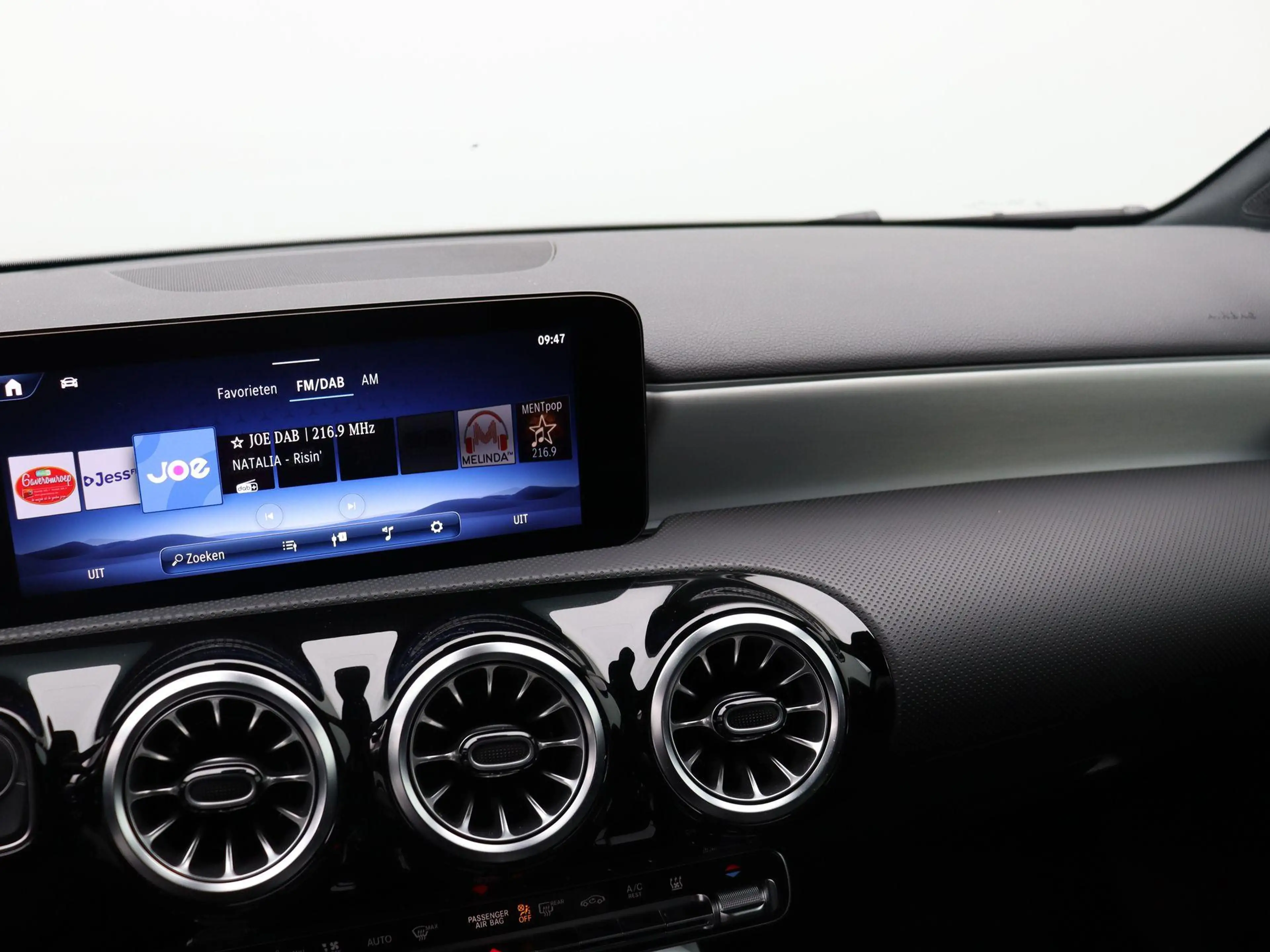 Mercedes-Benz A 250 e AMG Line + PREMIUM PLUS + PANO DAK + MULTIBEAM L — photo 10