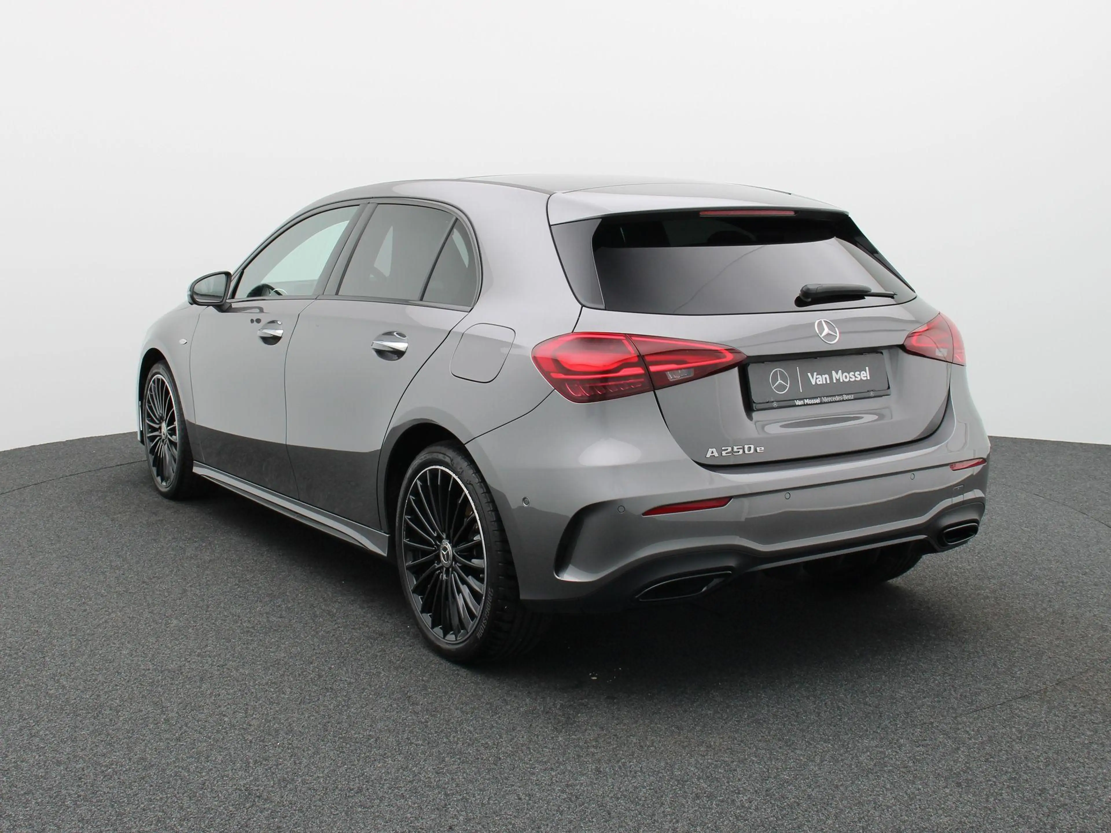Mercedes-Benz A 250 e AMG Line + PREMIUM PLUS + PANO DAK + MULTIBEAM L — photo 2