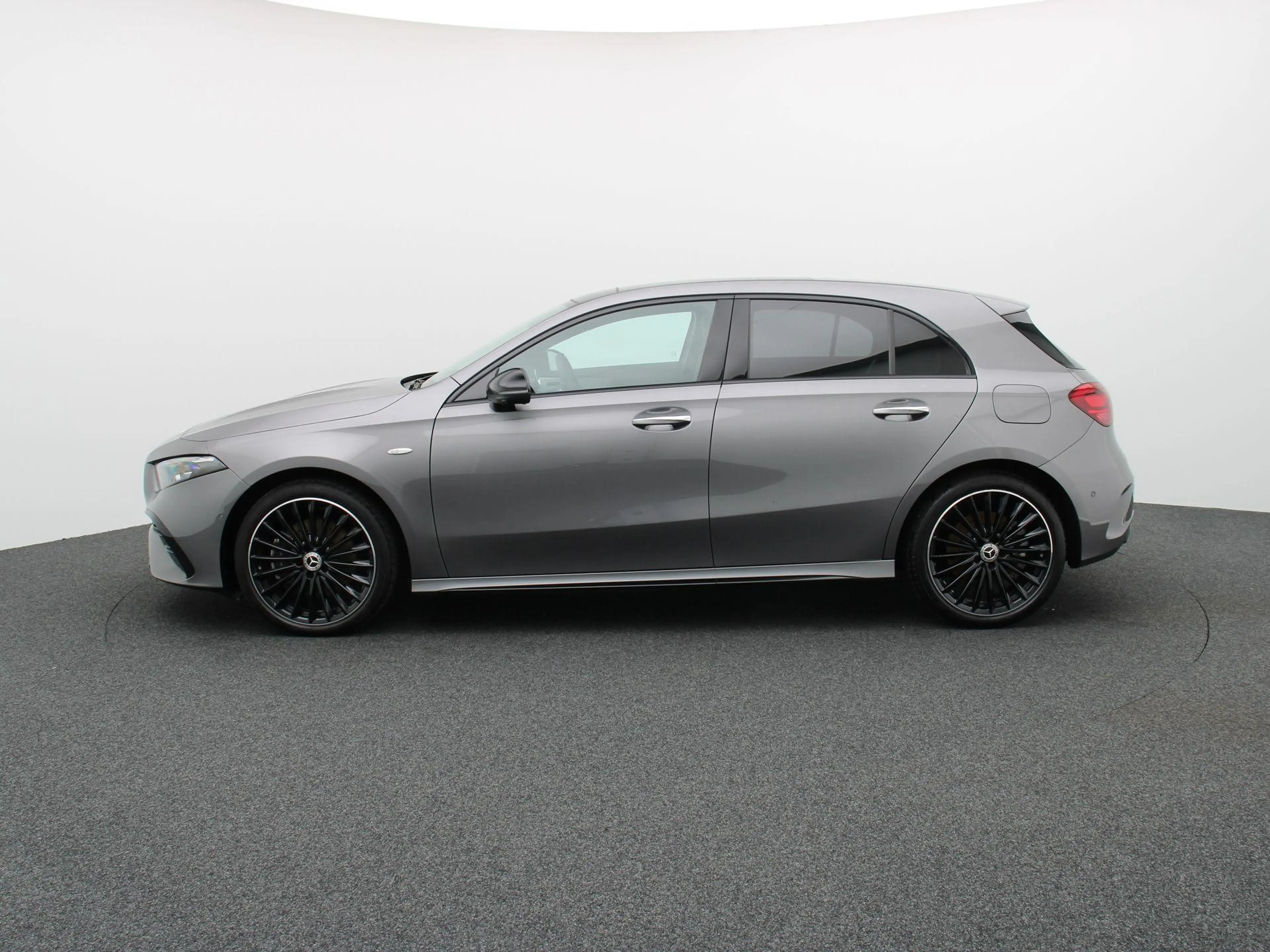 Mercedes-Benz A 250 e AMG Line + PREMIUM PLUS + PANO DAK + MULTIBEAM L — photo 4