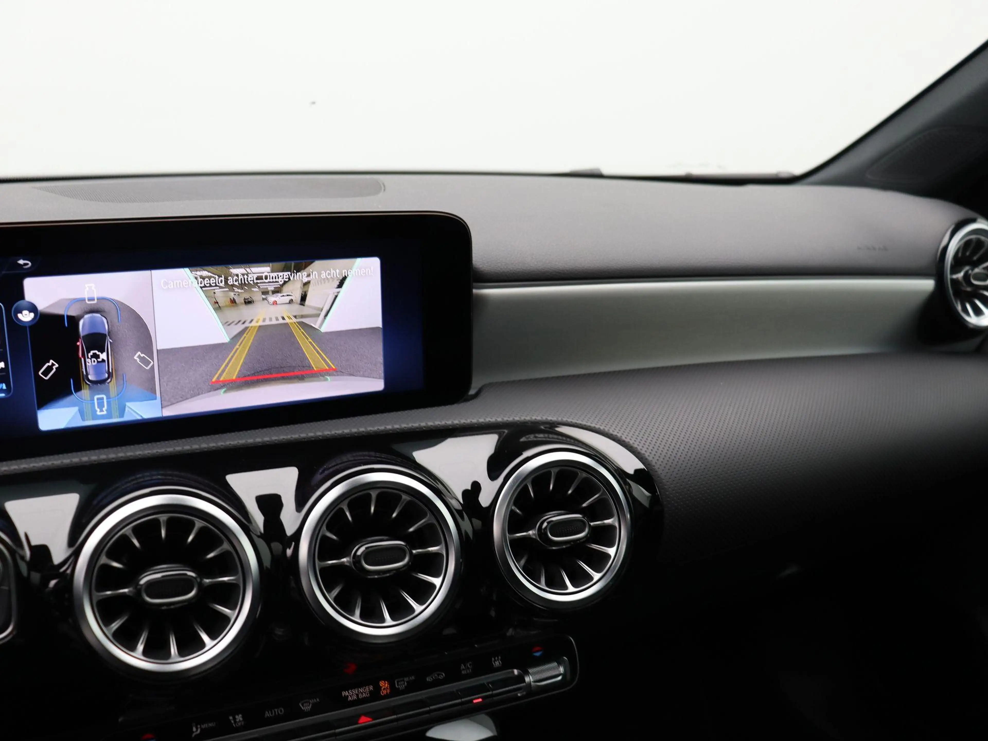 Mercedes-Benz A 250 e AMG Line + PREMIUM PLUS + PANO DAK + MULTIBEAM L — photo 11