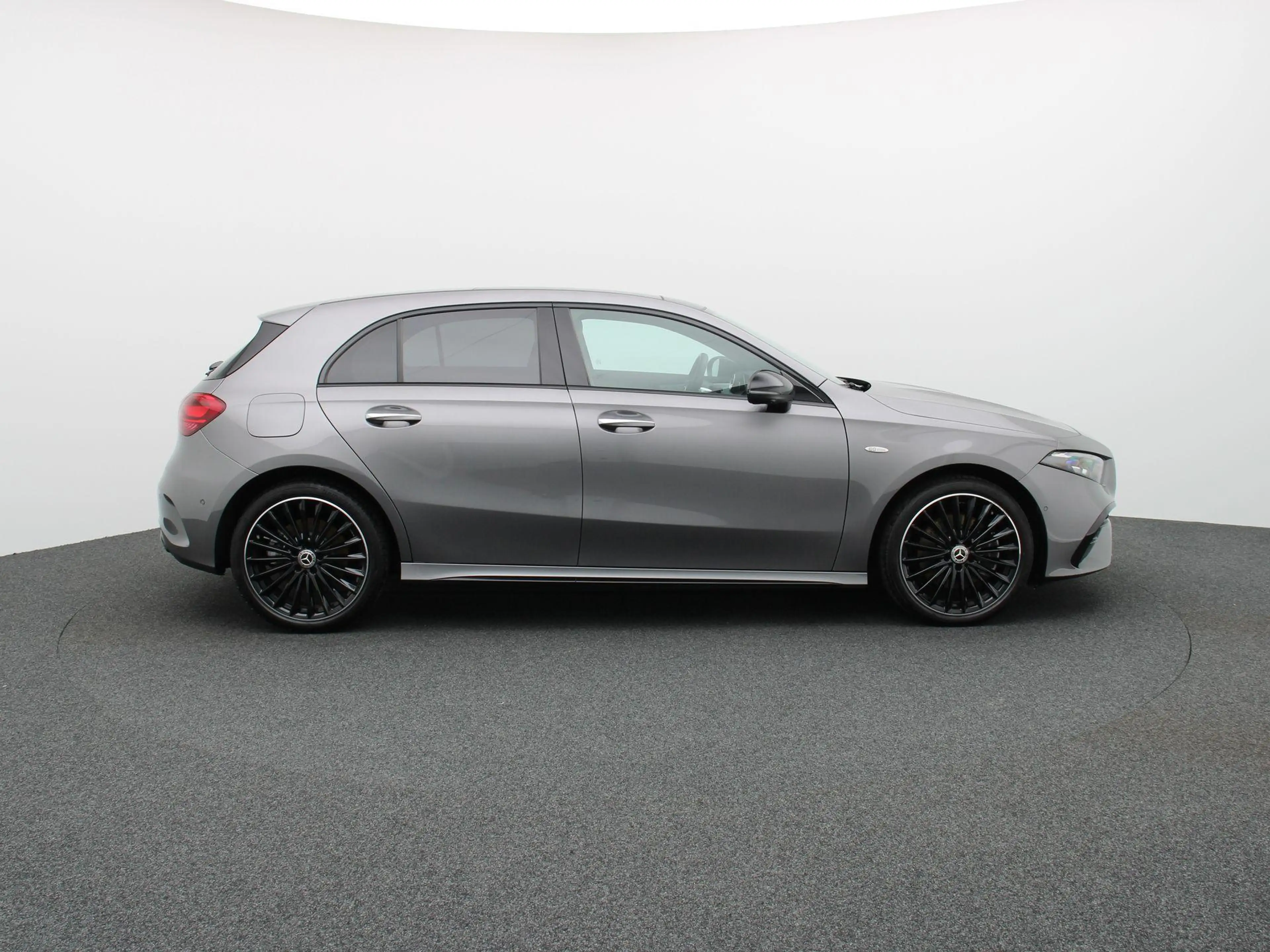Mercedes-Benz A 250 e AMG Line + PREMIUM PLUS + PANO DAK + MULTIBEAM L — photo 6