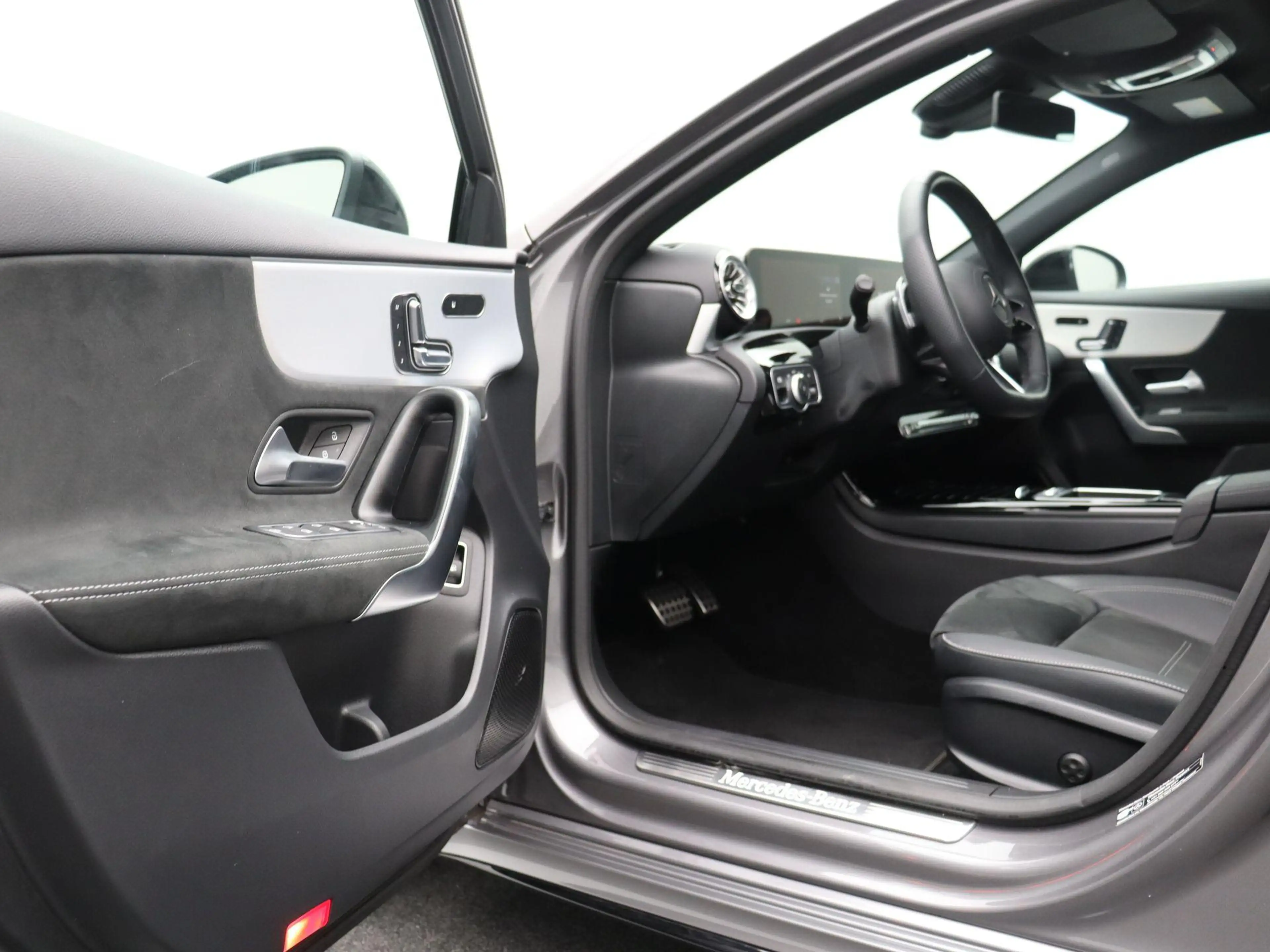 Mercedes-Benz A 250 e AMG Line + PREMIUM PLUS + PANO DAK + MULTIBEAM L — photo 8
