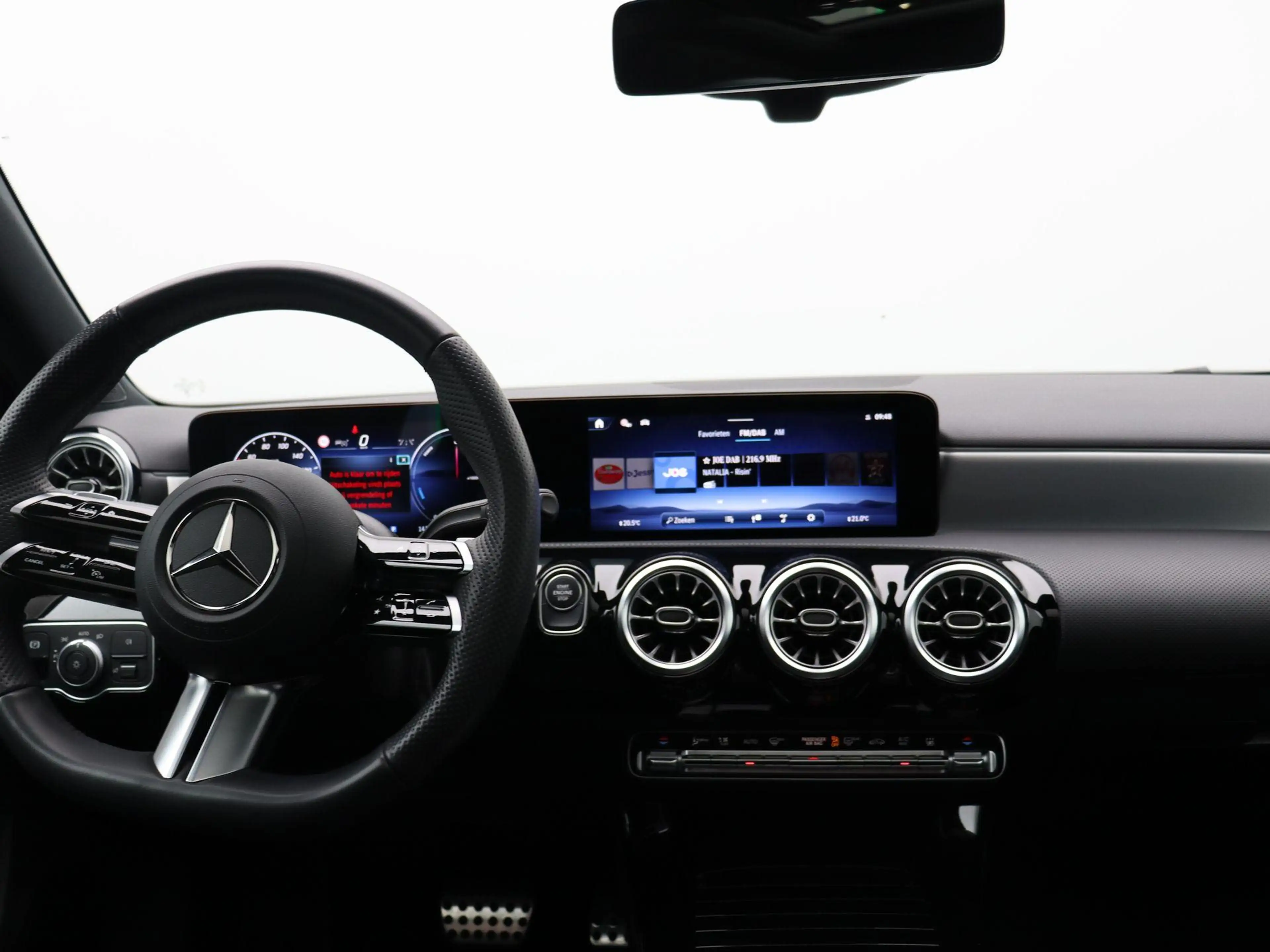 Mercedes-Benz A 250 e AMG Line + PREMIUM PLUS + PANO DAK + MULTIBEAM L — photo 14